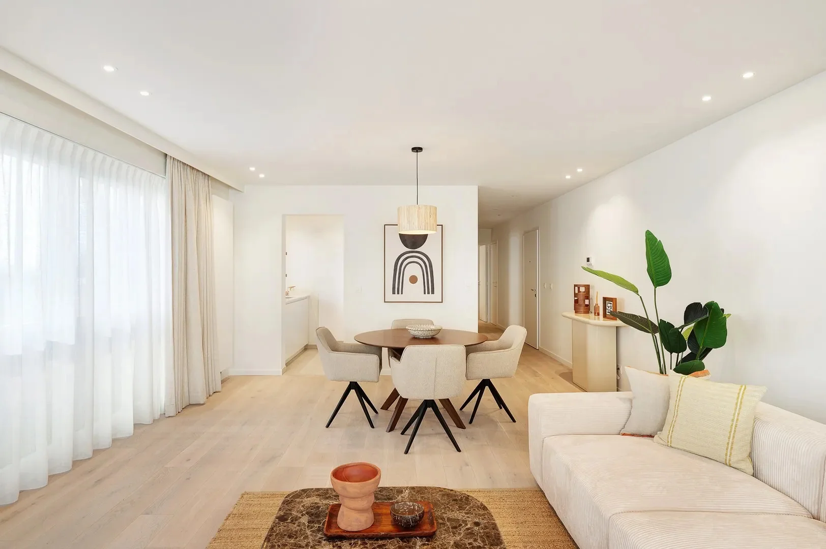 Renovated corner apartment with sea view