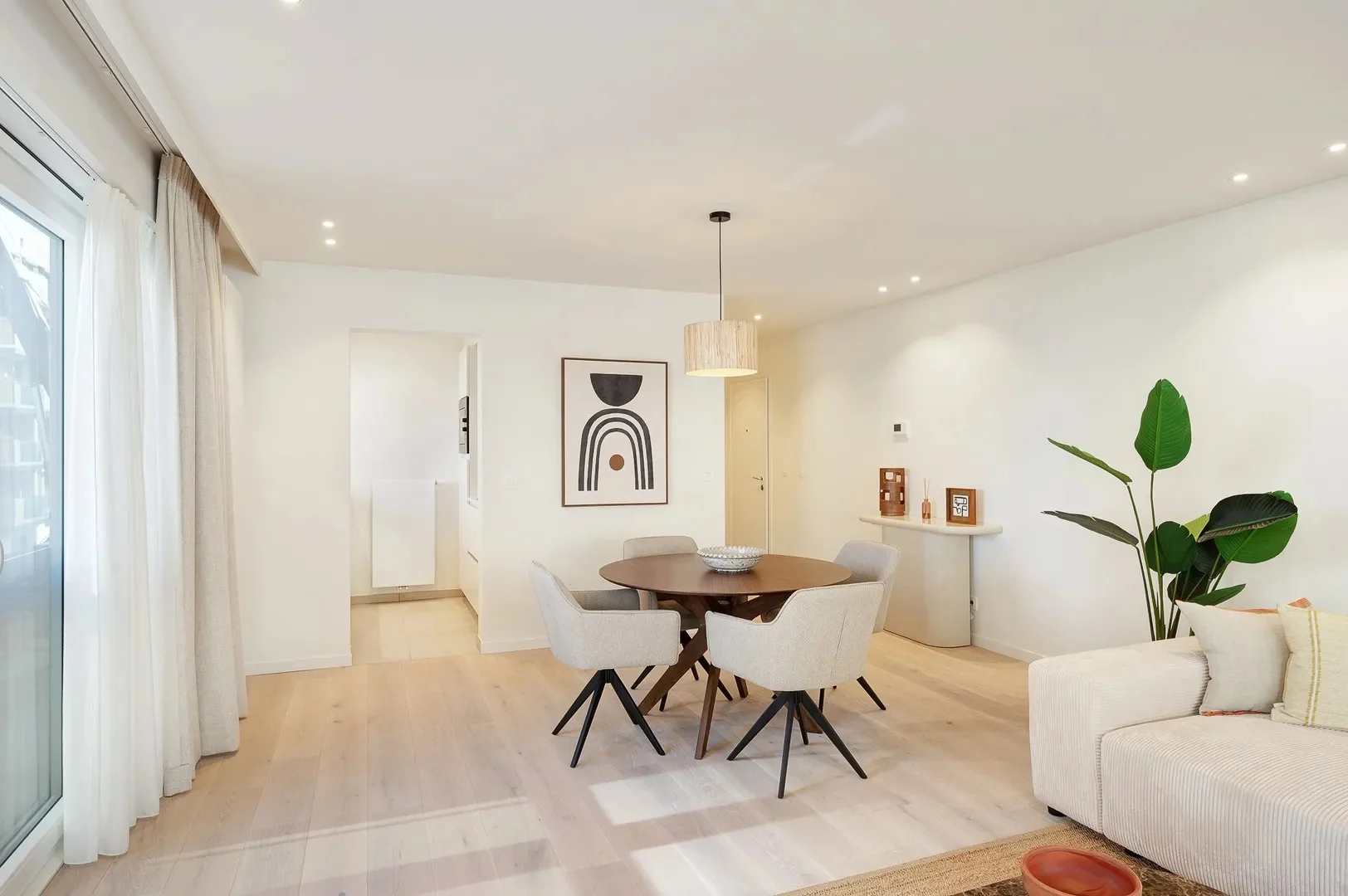 Renovated corner apartment with sea view