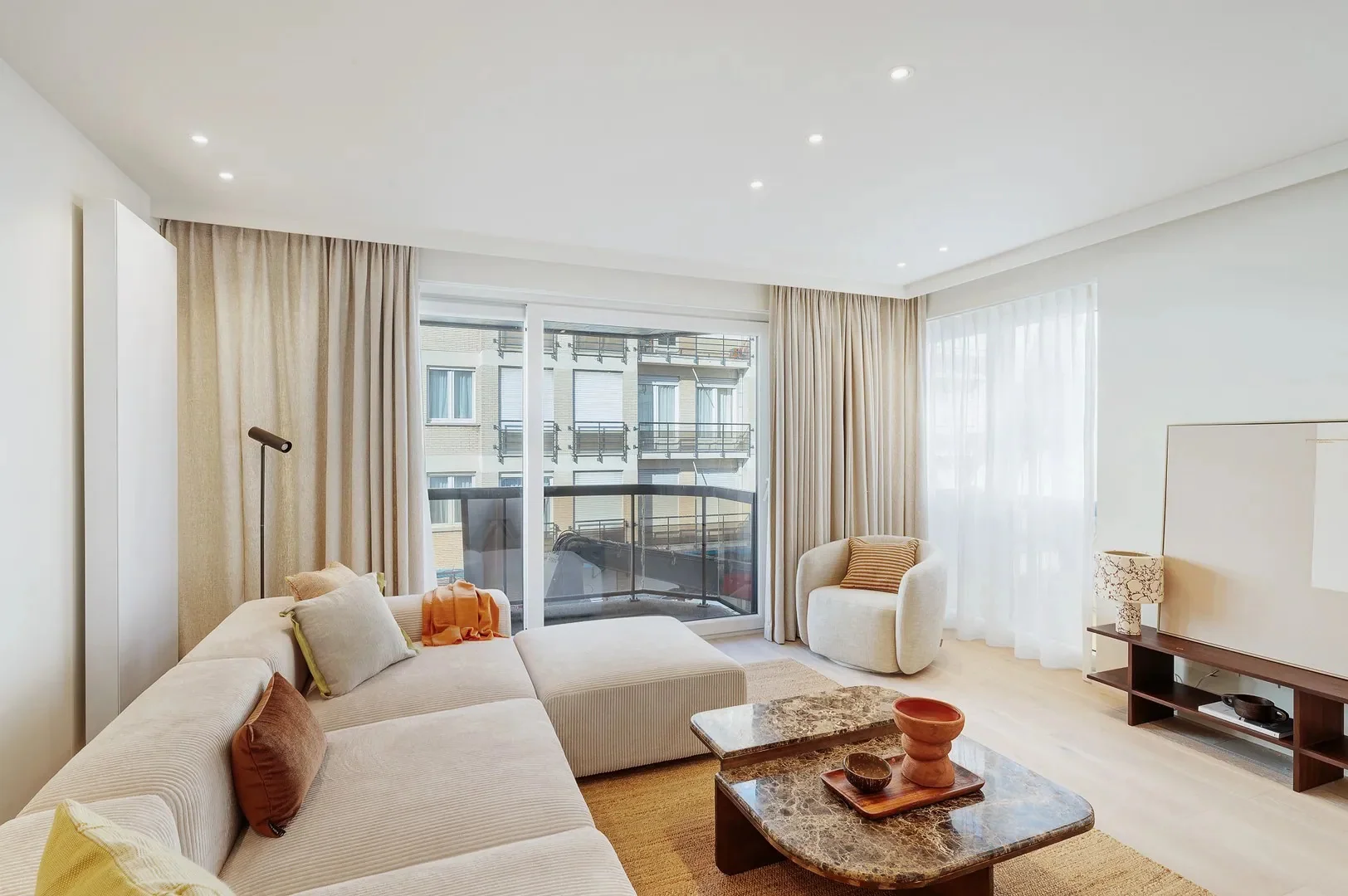 Renovated corner apartment with sea view