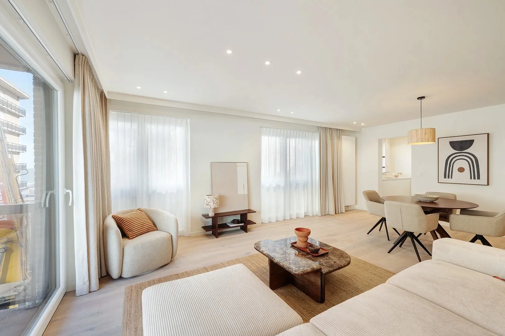 Renovated corner apartment with sea view