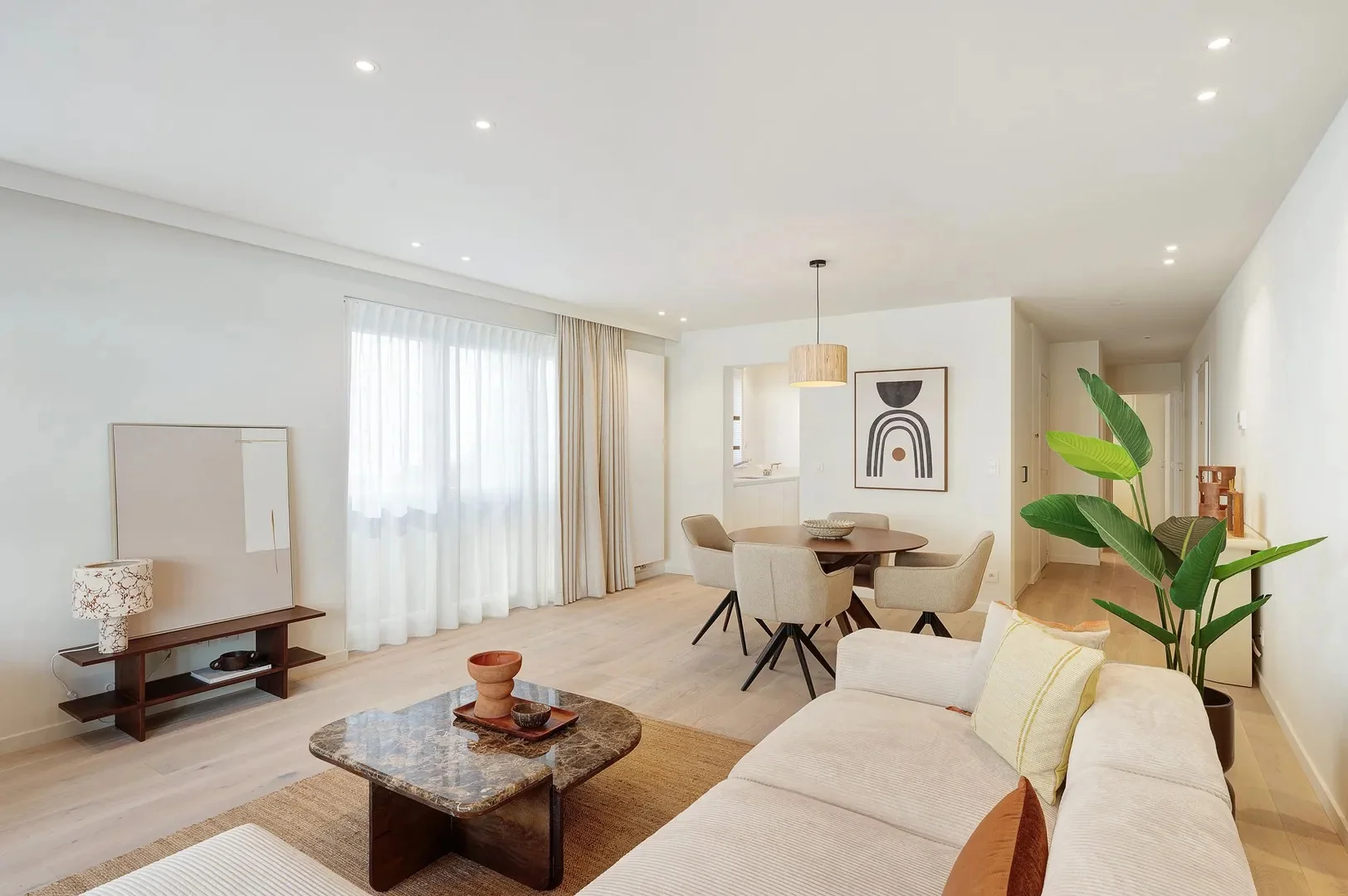 Renovated corner apartment with sea view
