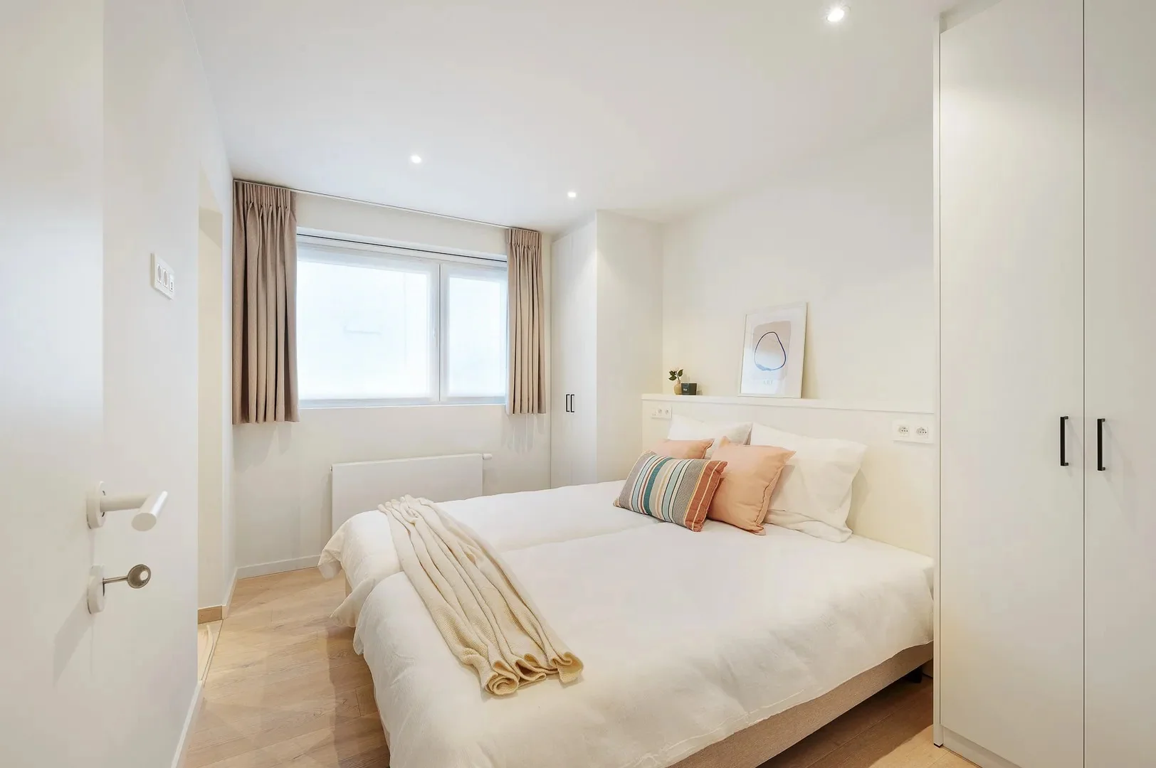 Renovated corner apartment with sea view
