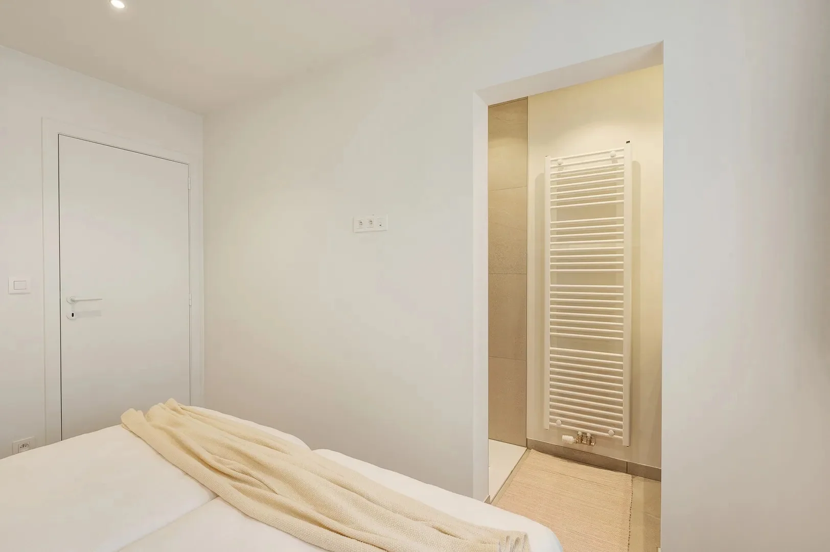 Renovated corner apartment with sea view