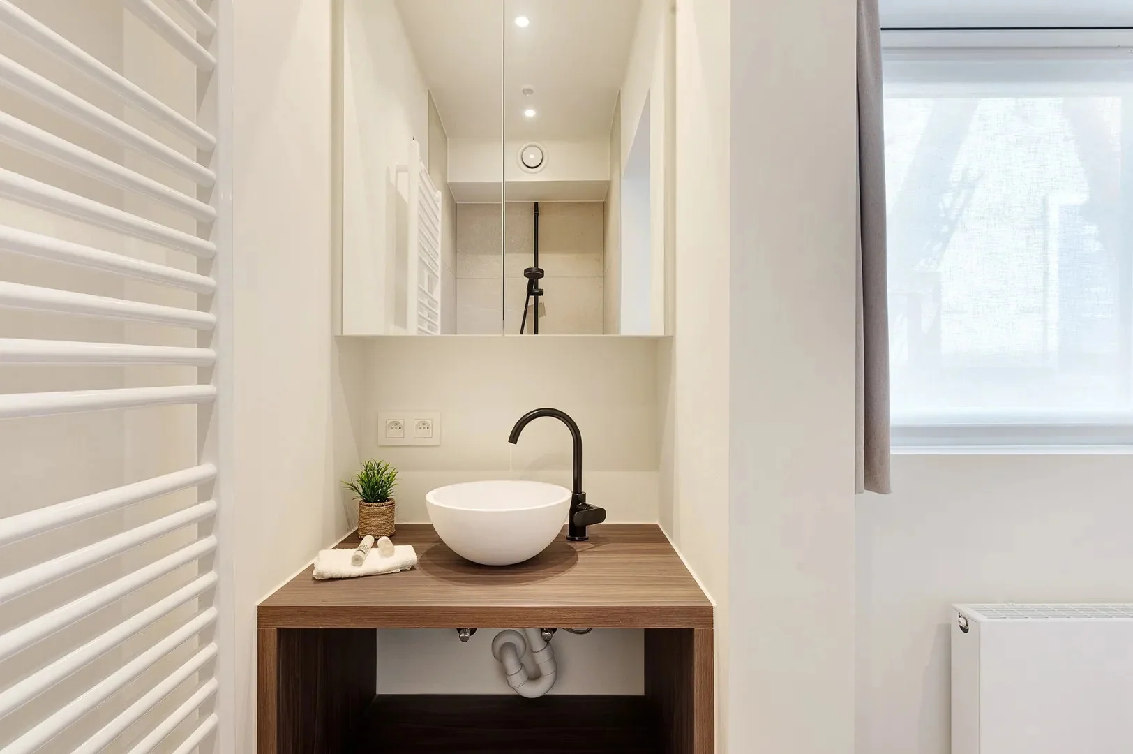 Renovated corner apartment with sea view