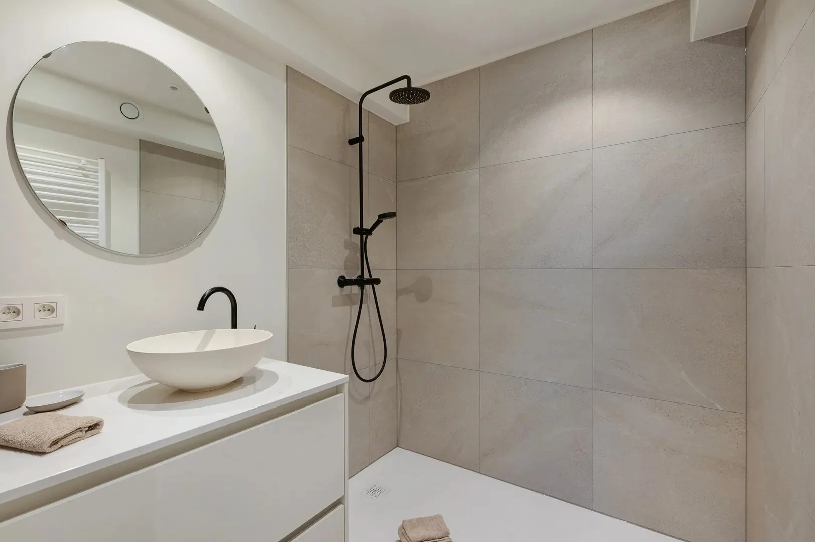 Renovated corner apartment with sea view