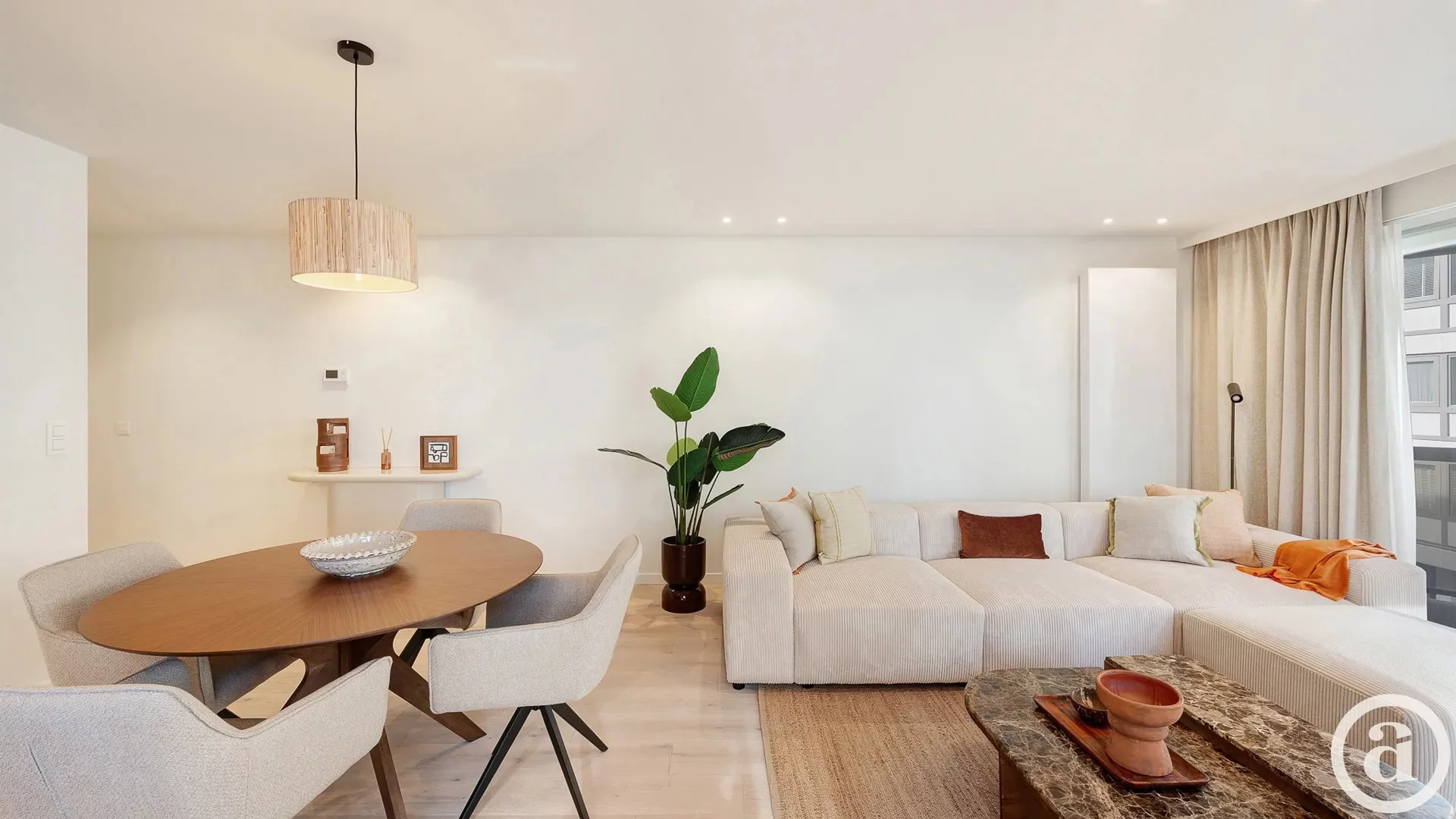 Lichtrijk hoekappartement met zijdelings zeezicht, centrum