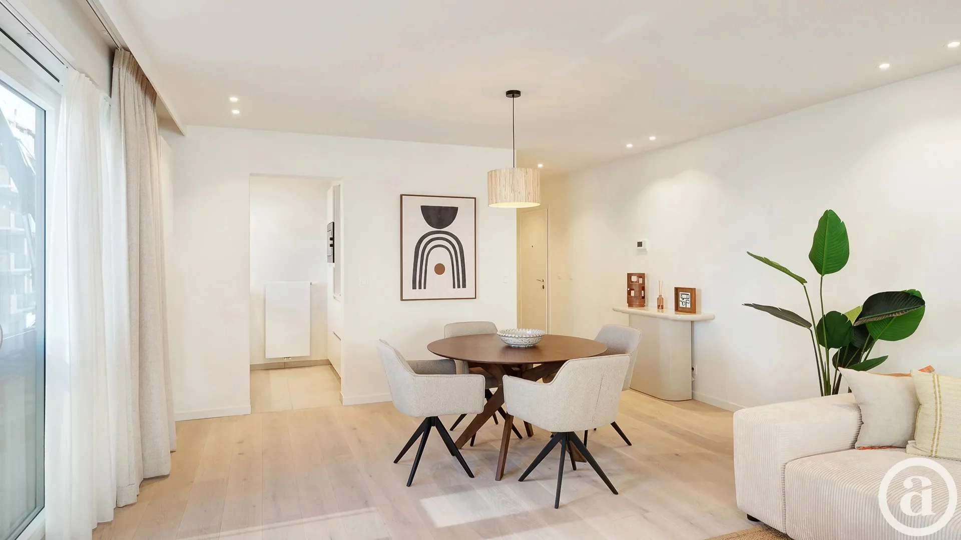 Lichtrijk hoekappartement met zijdelings zeezicht, centrum