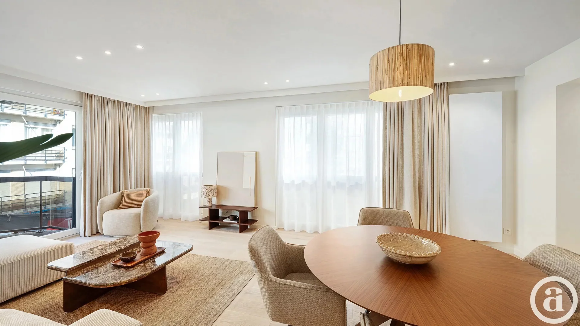 Lichtrijk hoekappartement met zijdelings zeezicht, centrum