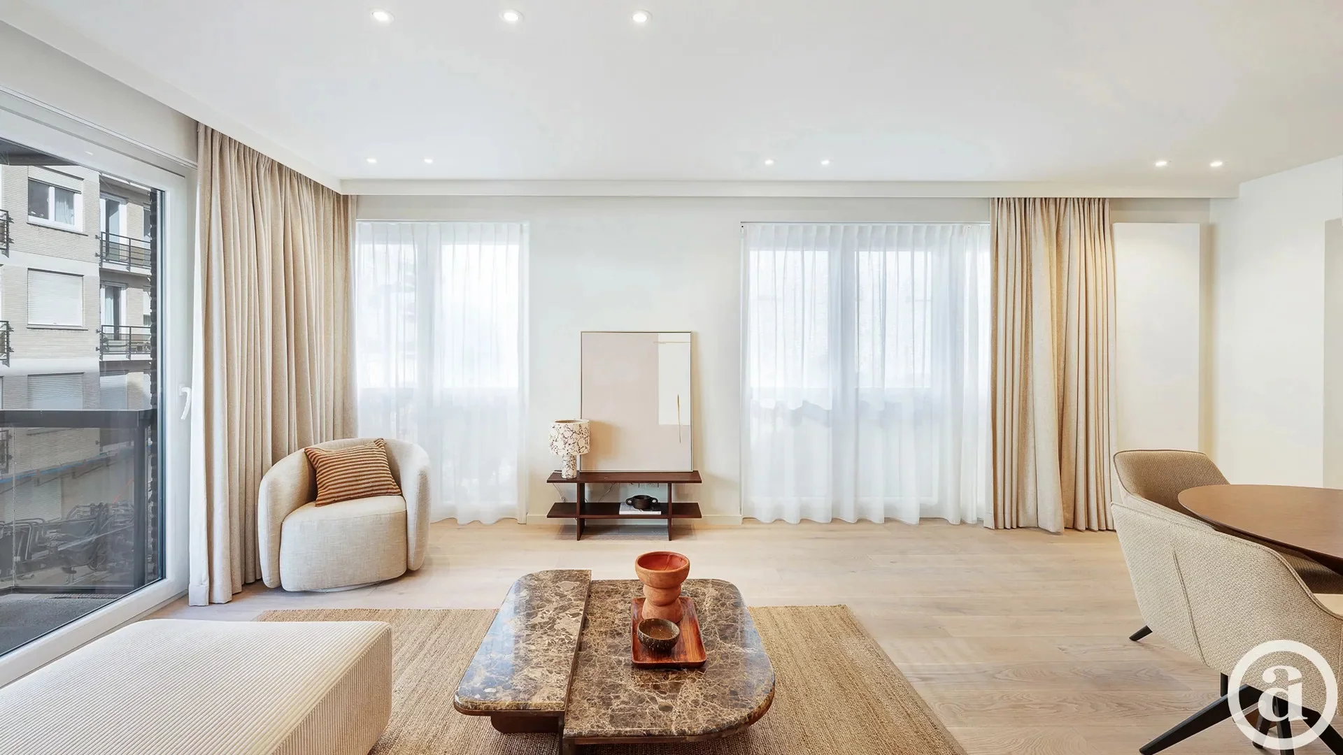 Lichtrijk hoekappartement met zijdelings zeezicht, centrum