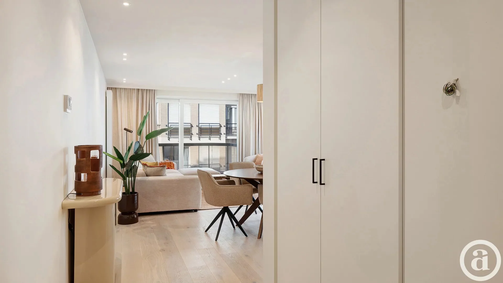 Lichtrijk hoekappartement met zijdelings zeezicht, centrum
