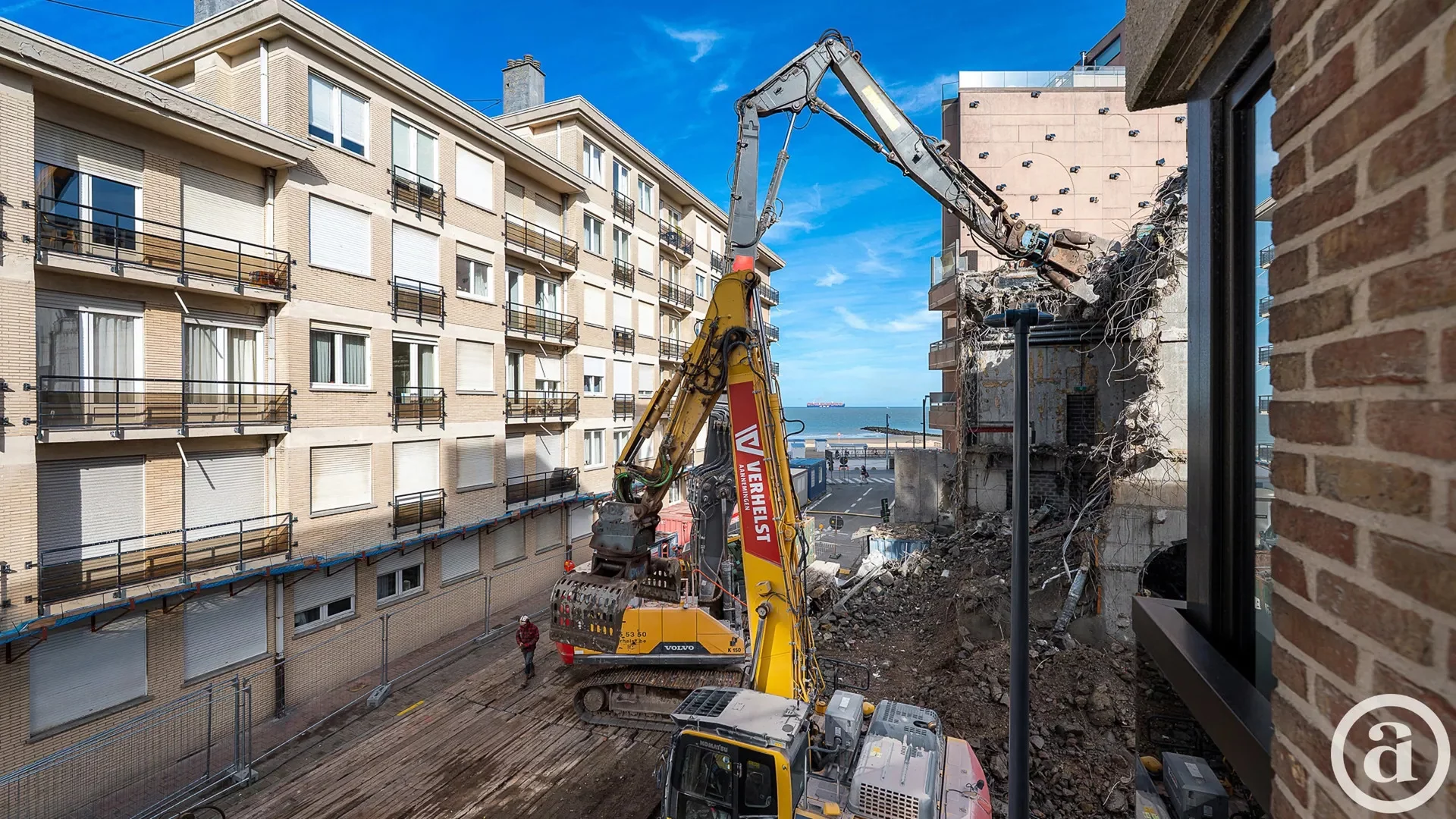 Lichtrijk hoekappartement met zijdelings zeezicht, centrum