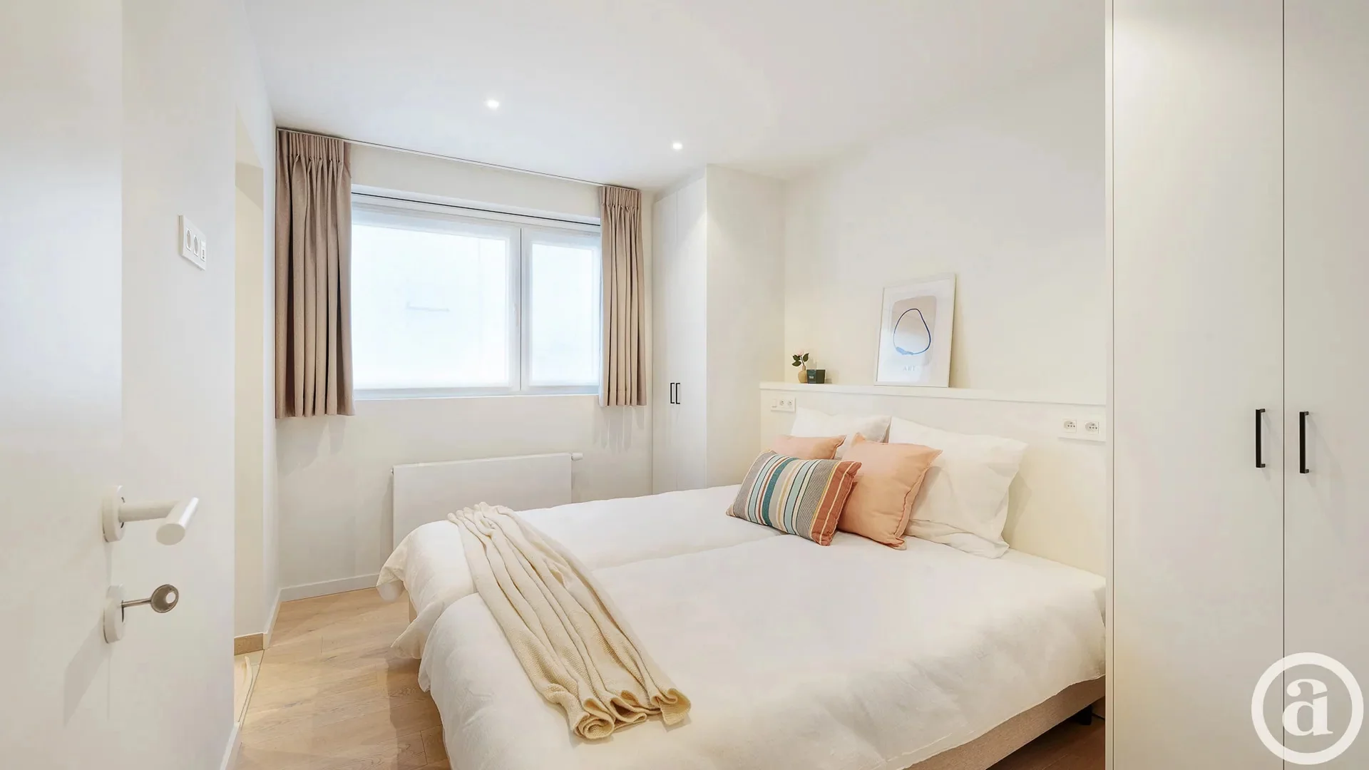 Lichtrijk hoekappartement met zijdelings zeezicht, centrum