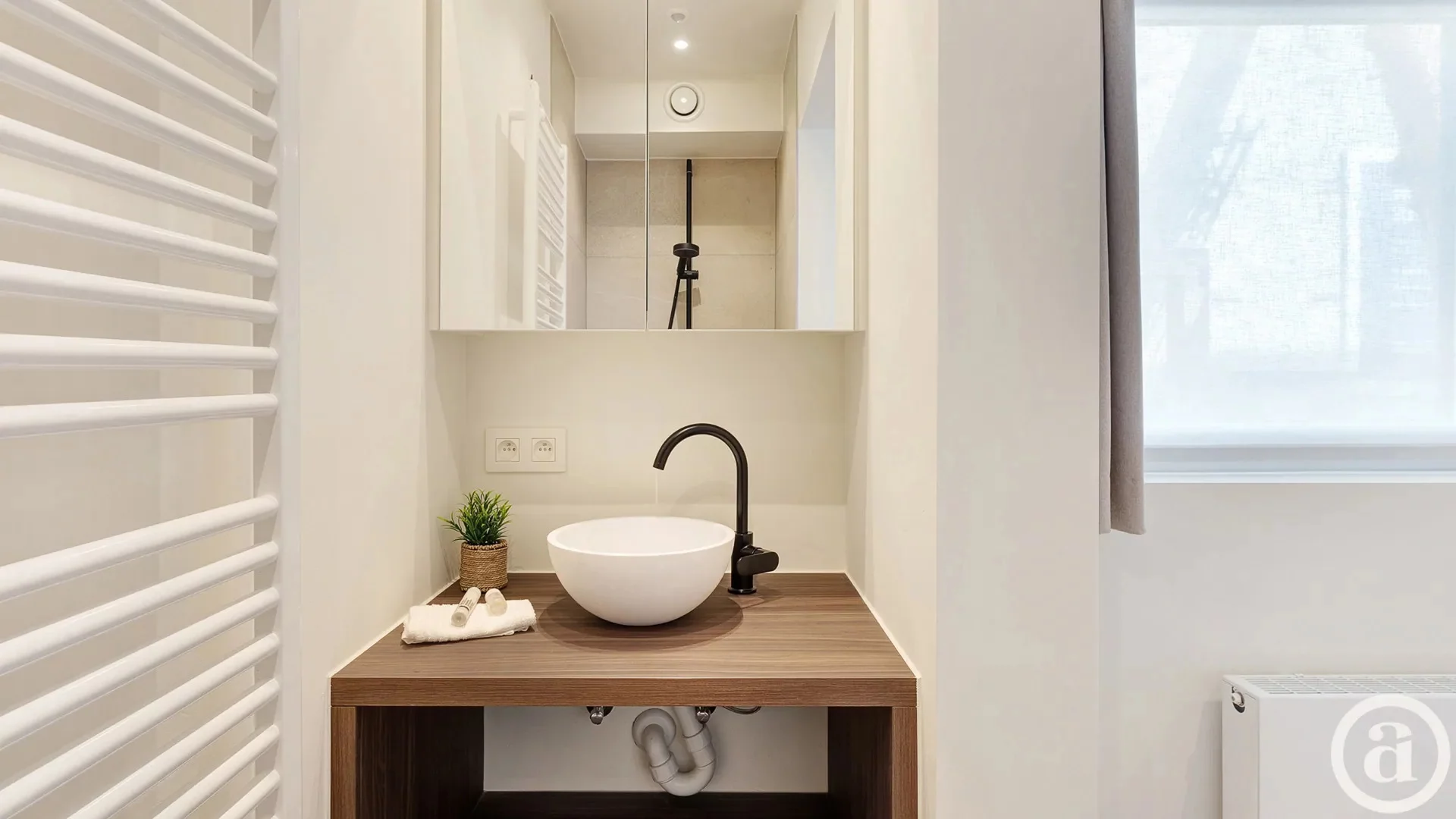 Lichtrijk hoekappartement met zijdelings zeezicht, centrum