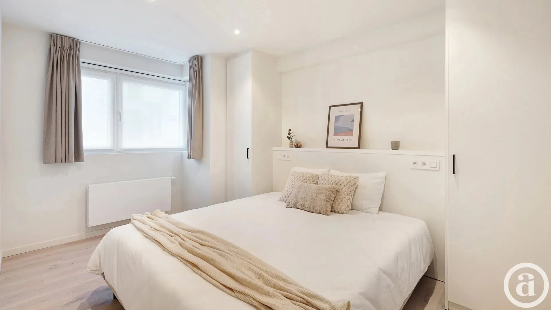 Lichtrijk hoekappartement met zijdelings zeezicht, centrum