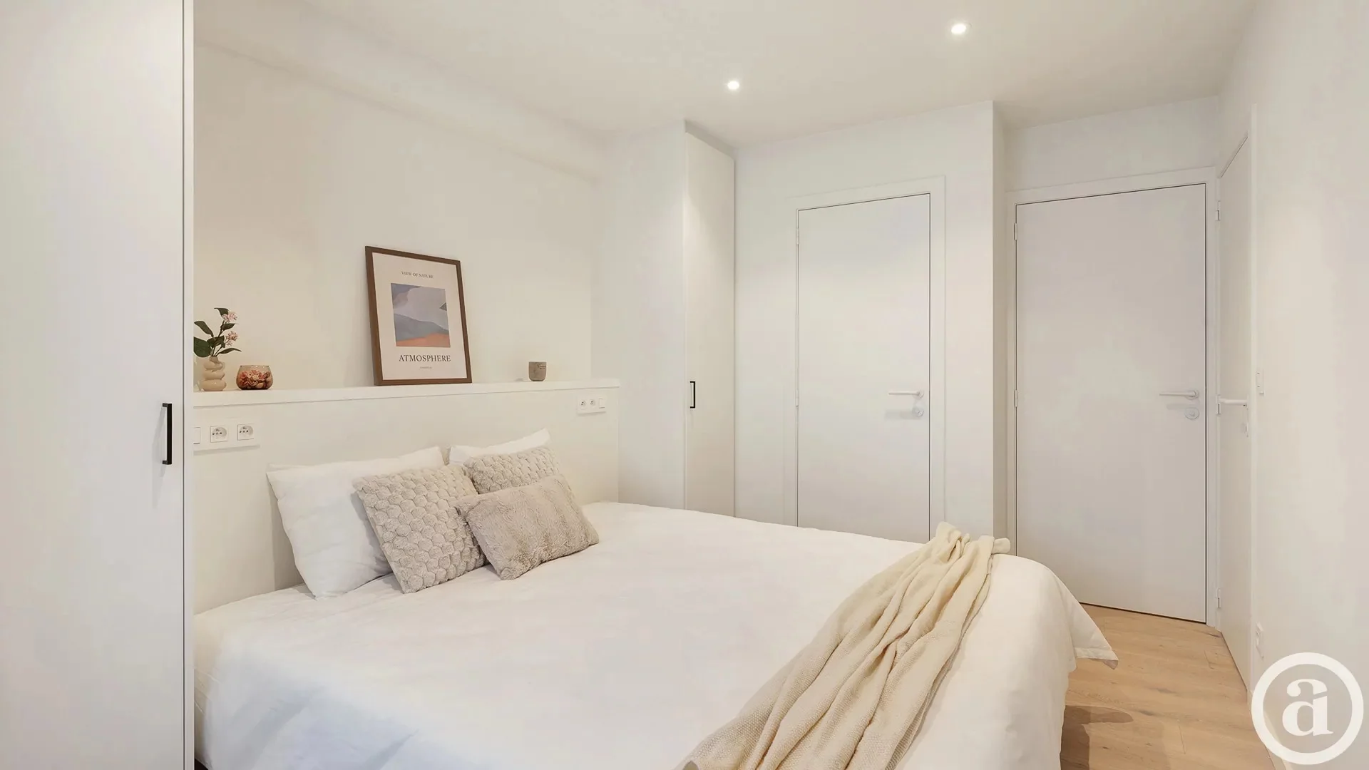 Lichtrijk hoekappartement met zijdelings zeezicht, centrum