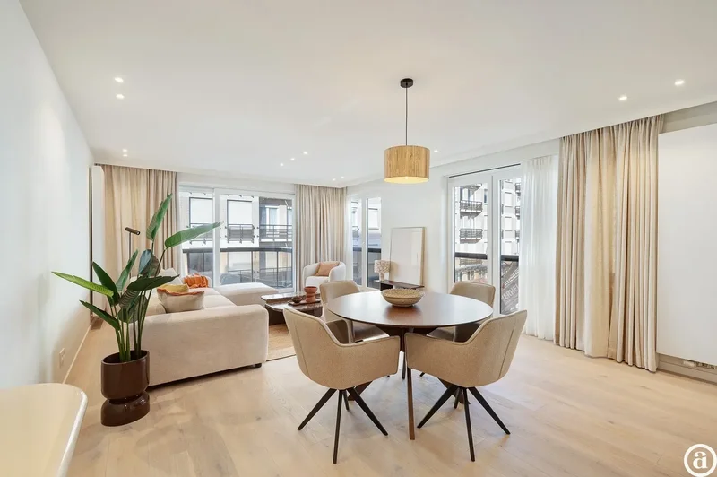 Lichtrijk hoekappartement met zijdelings zeezicht, centrum