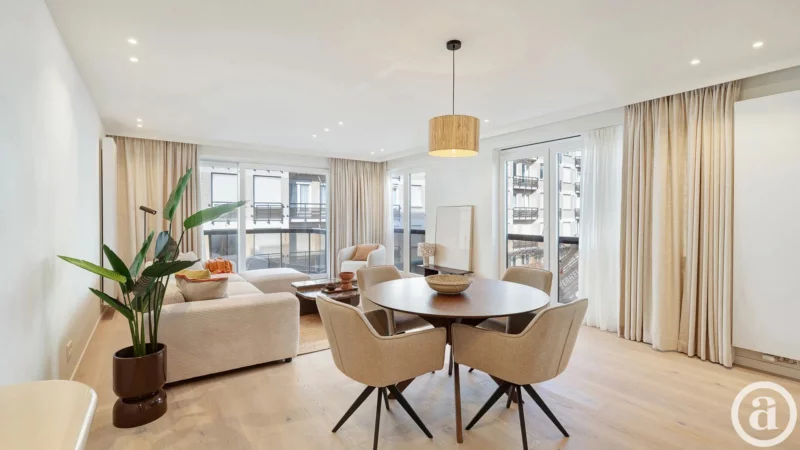 Lichtrijk hoekappartement met zijdelings zeezicht, centrum