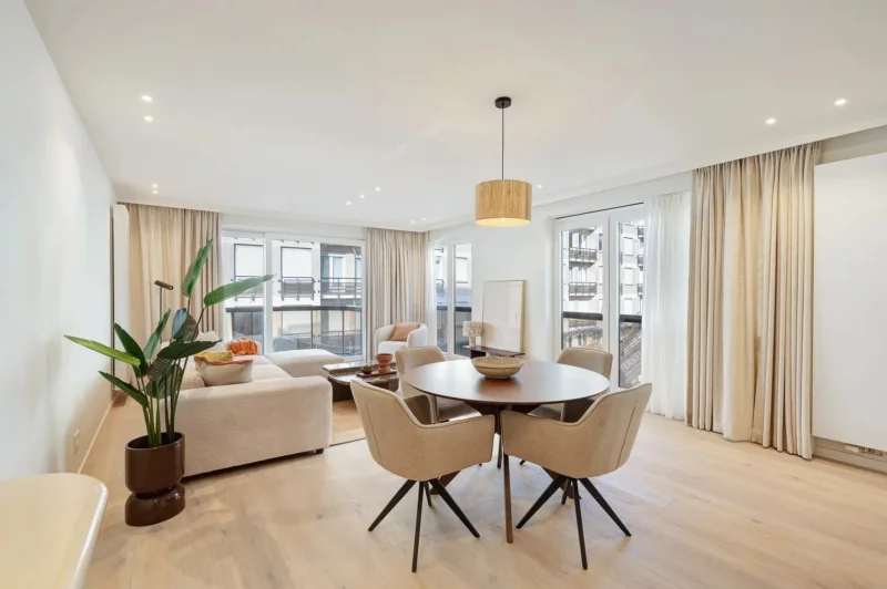 Renovated corner apartment with sea view