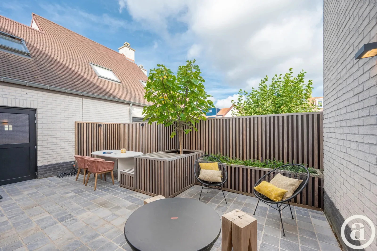 Maison d'angle récente avec 4 chambres et terrasse au ville