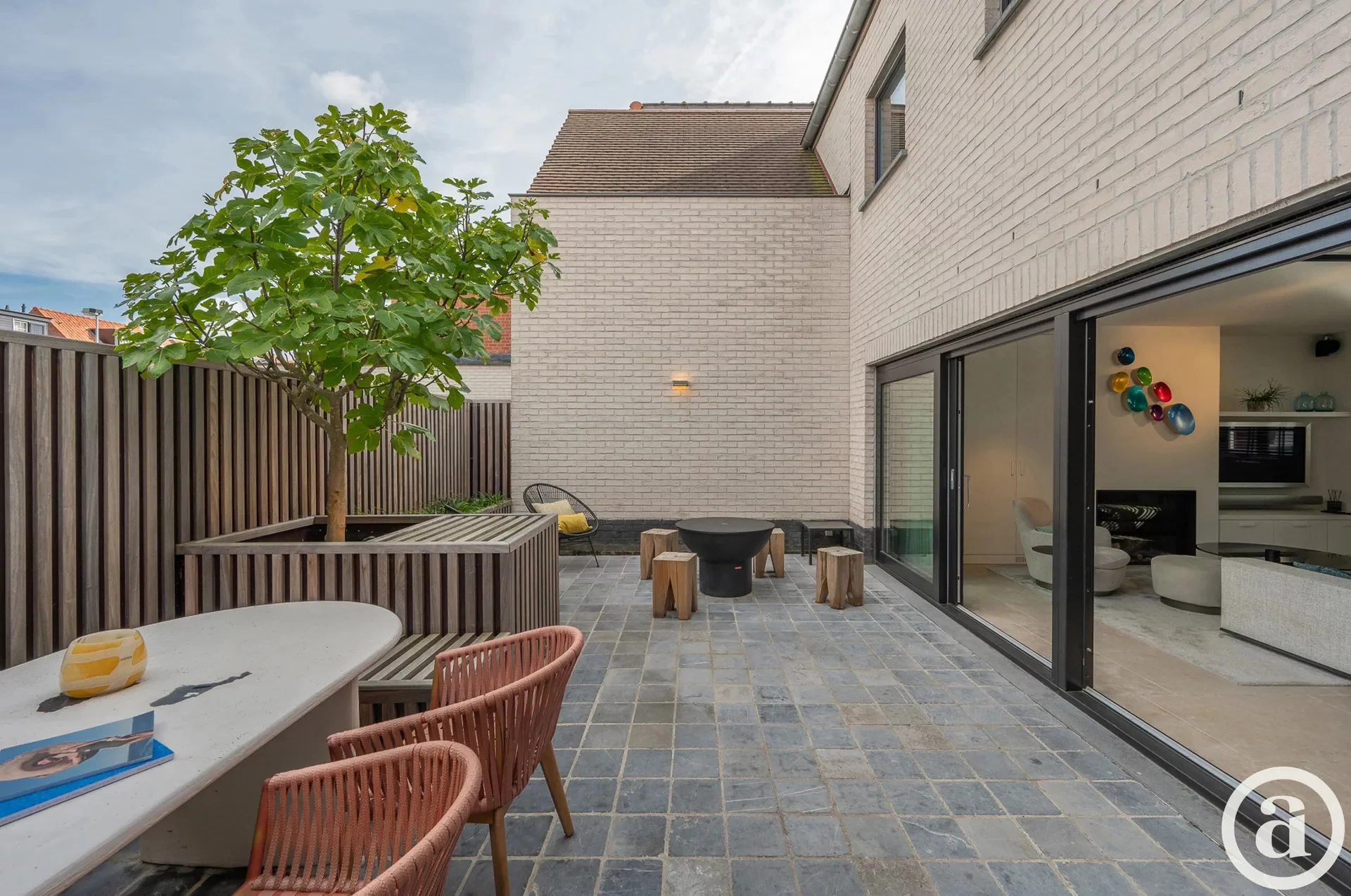Ruime, recente hoekwoning gelegen vlakbij de groentenmarkt