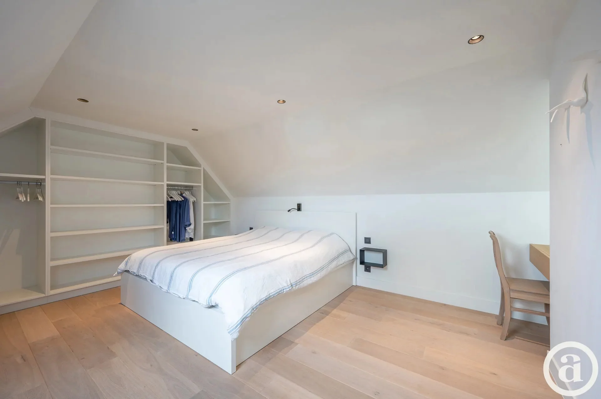 Ruime, recente hoekwoning gelegen vlakbij de groentenmarkt