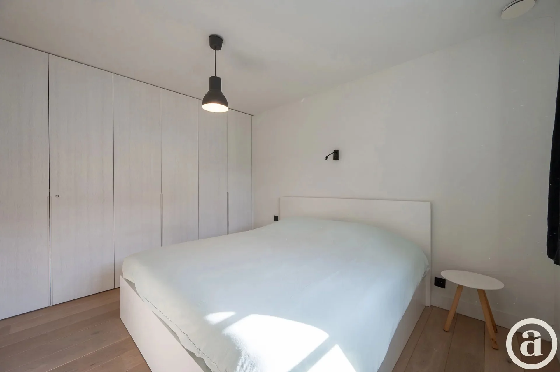 Ruime, recente hoekwoning gelegen vlakbij de groentenmarkt