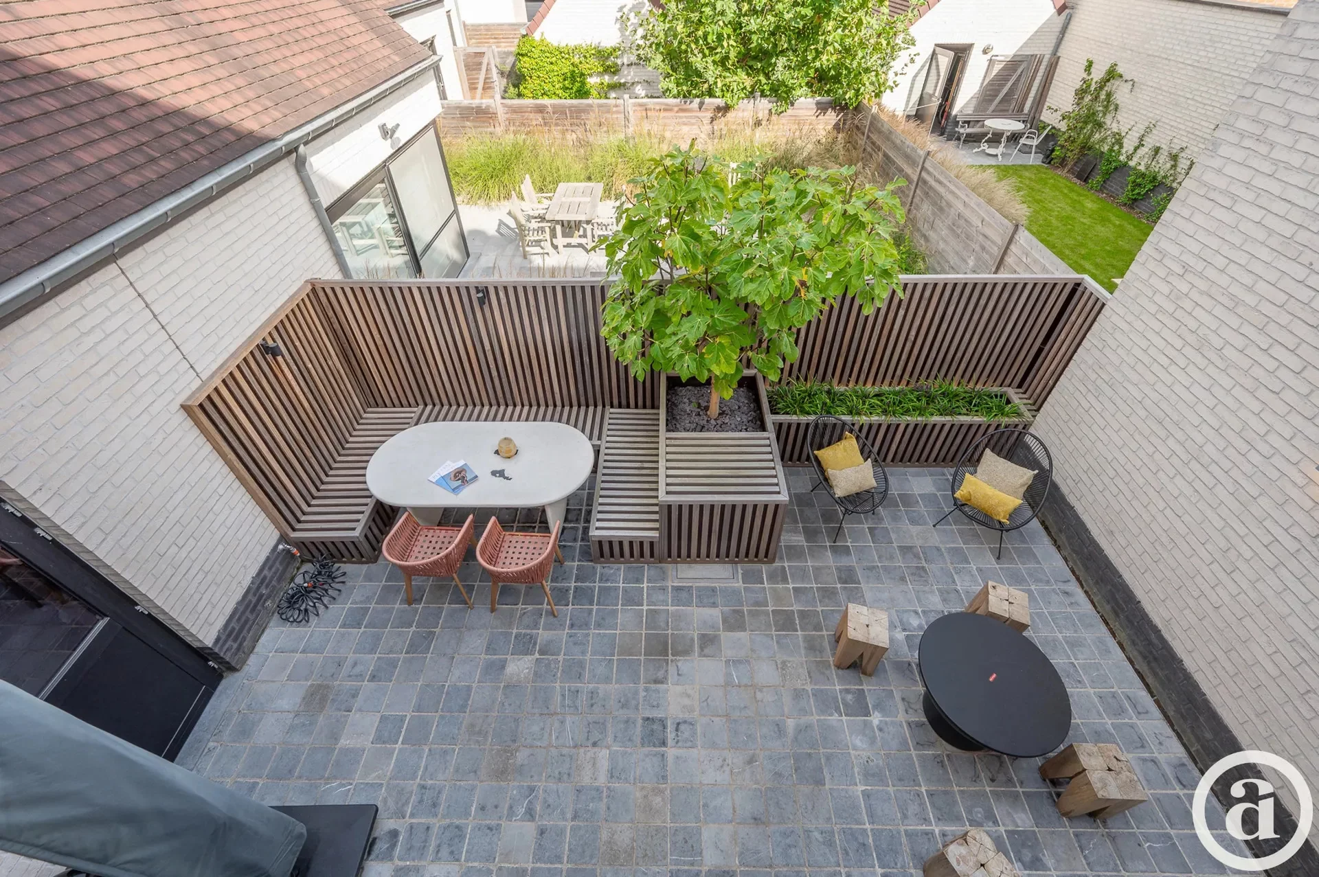 Ruime, recente hoekwoning gelegen vlakbij de groentenmarkt