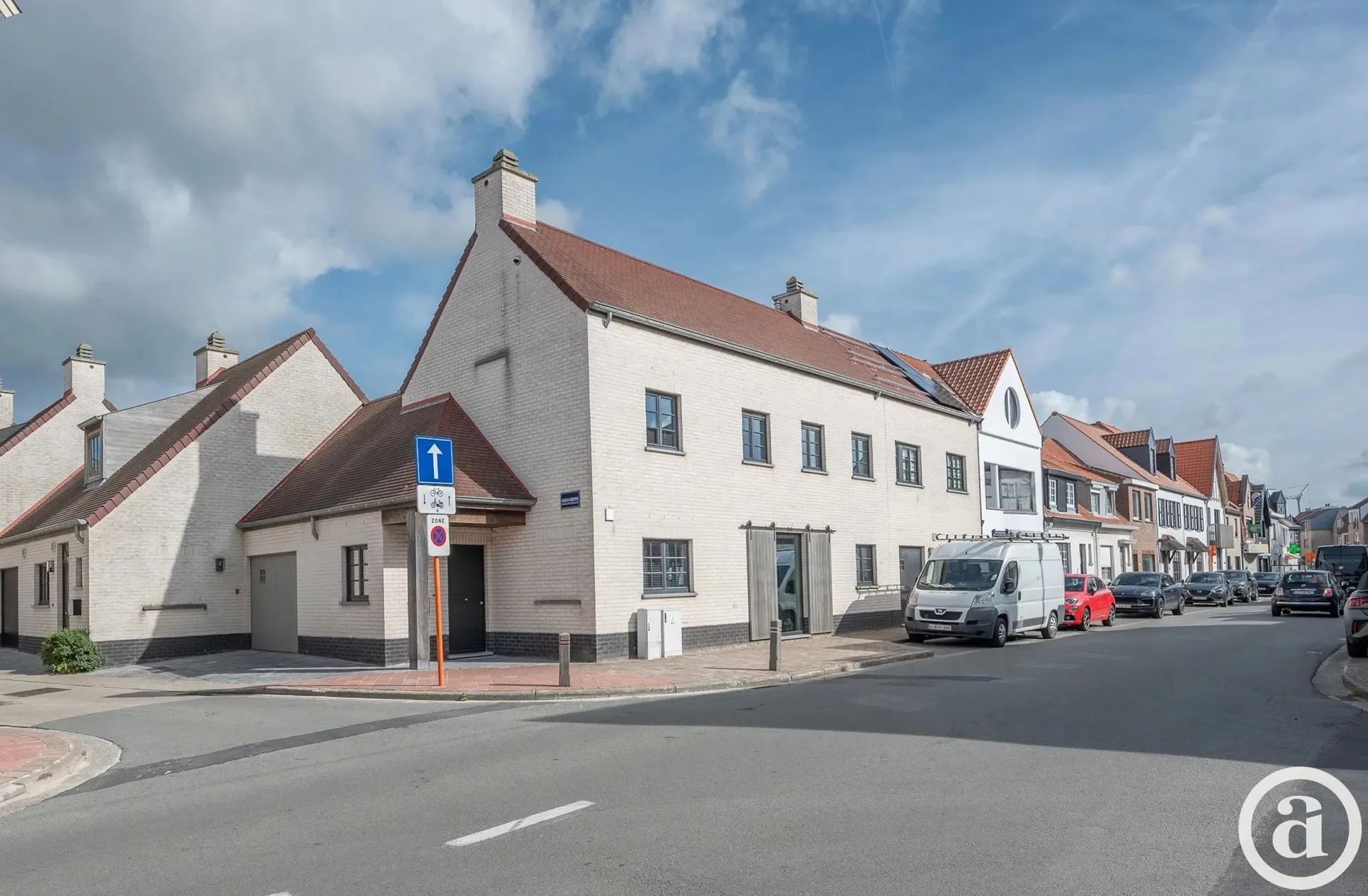 Ruime, recente hoekwoning gelegen vlakbij de groentenmarkt