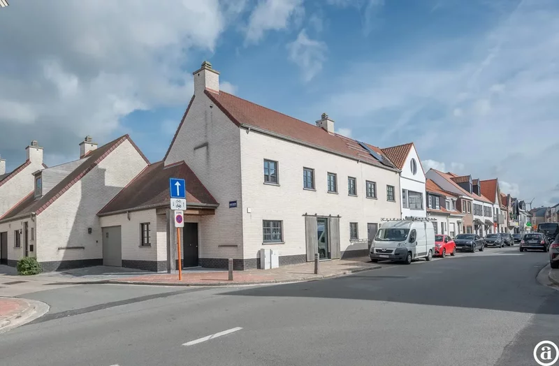 Ruime, recente hoekwoning gelegen vlakbij de groentenmarkt