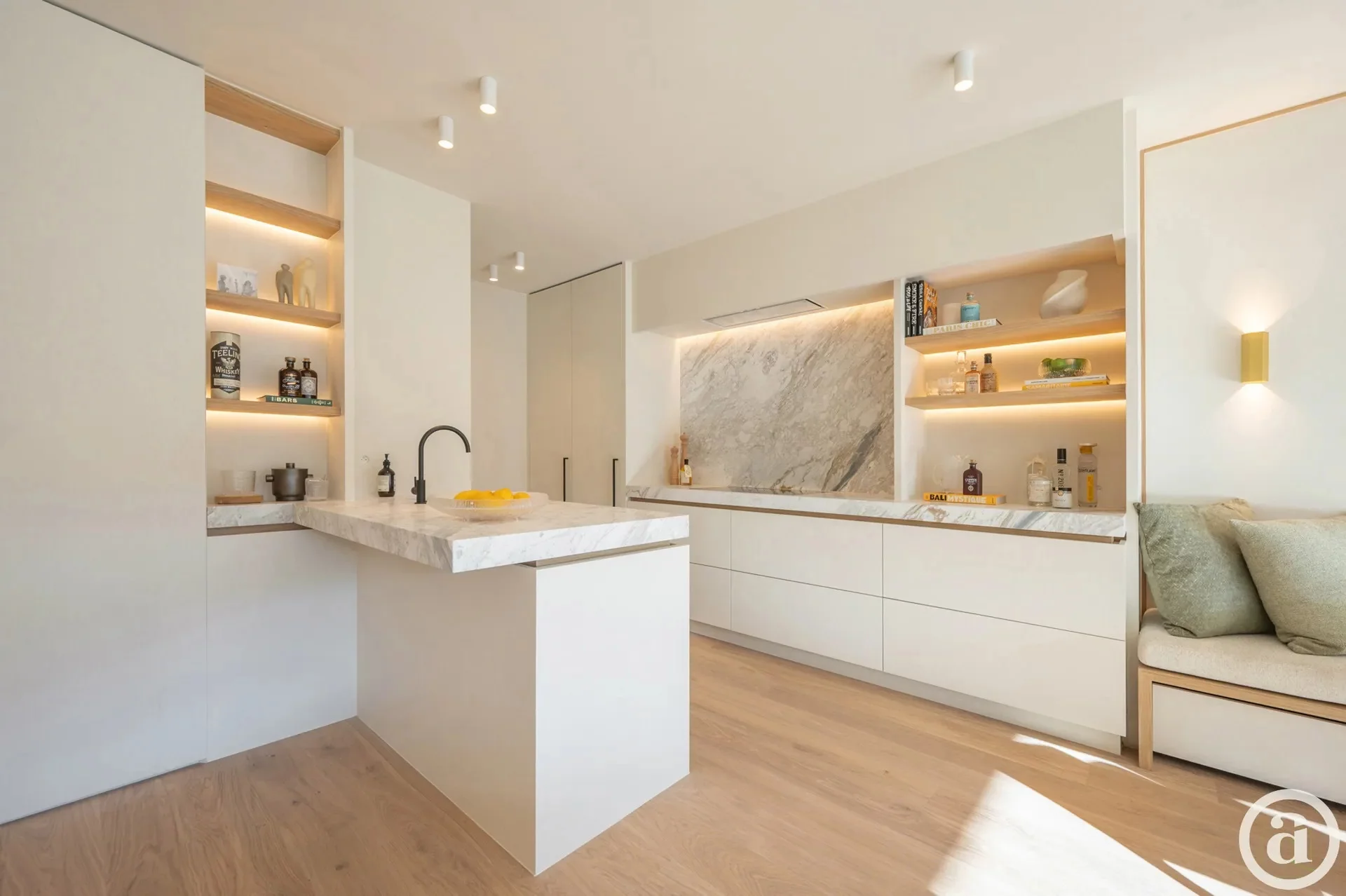Luxueus gerenoveerd appartement vlakbij de winkels, het strand en de zee.