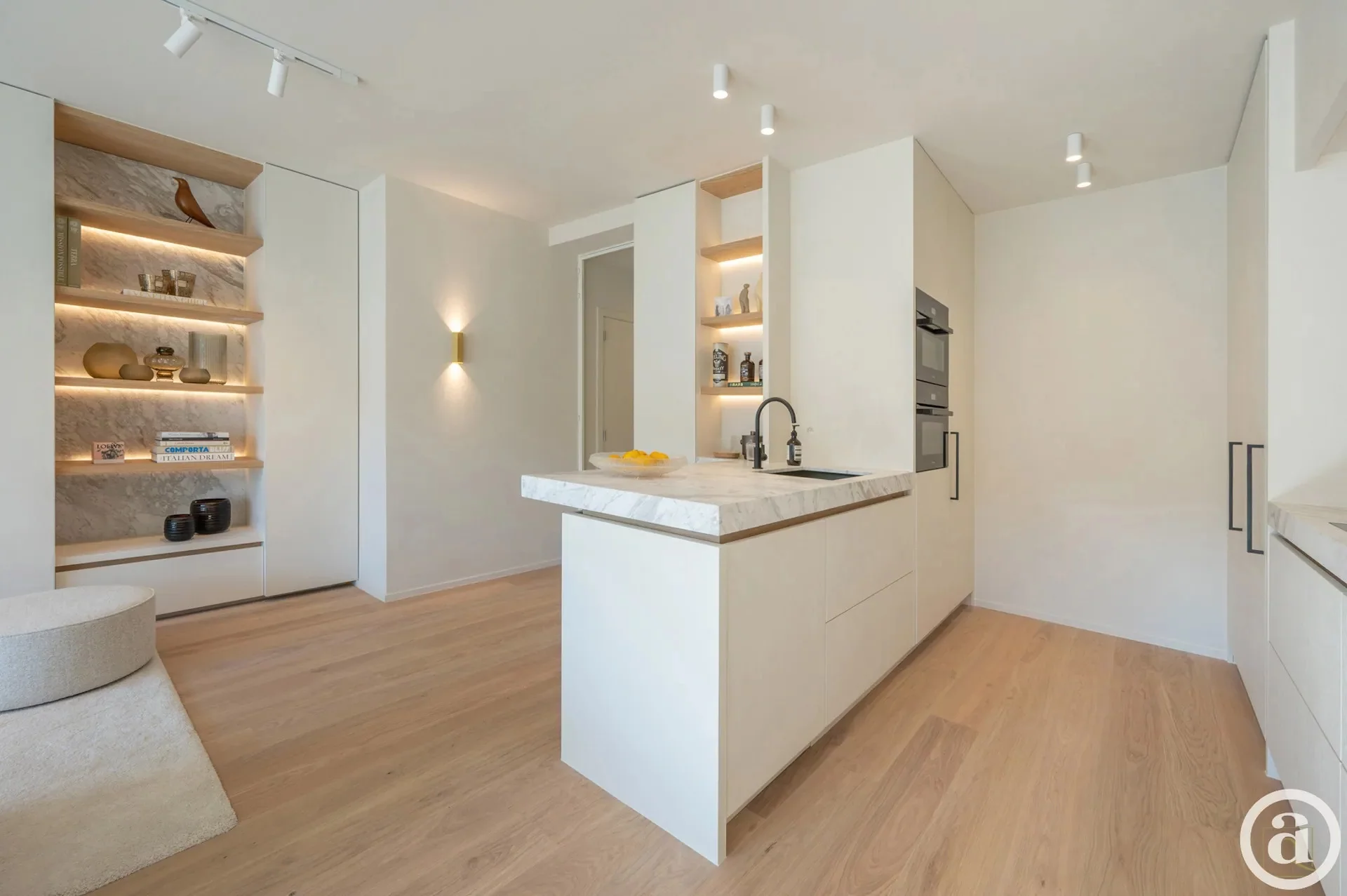 Luxueus gerenoveerd appartement vlakbij de winkels, het strand en de zee.