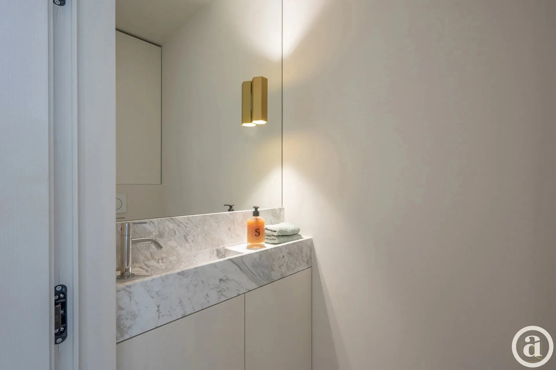 Luxueus gerenoveerd appartement vlakbij de winkels, het strand en de zee.