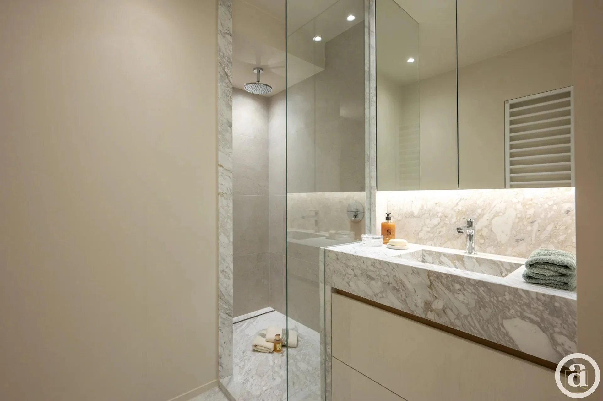 Luxueus gerenoveerd appartement vlakbij de winkels, het strand en de zee.