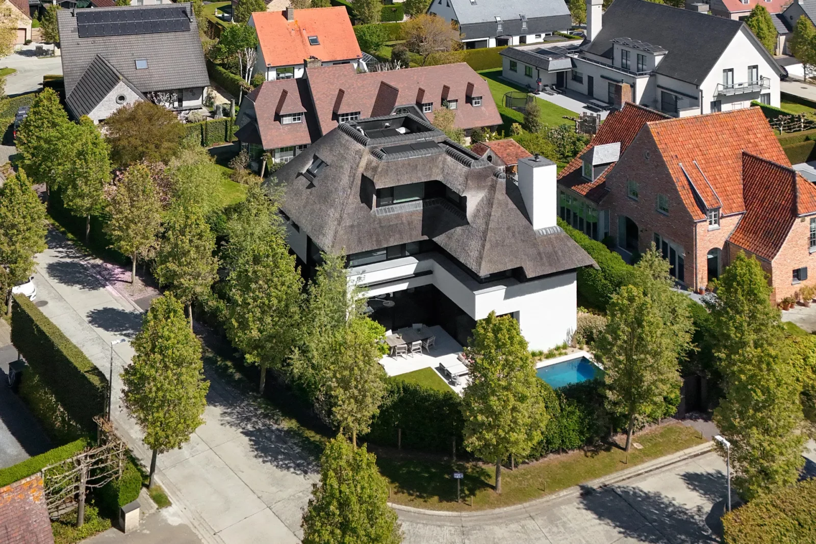 Exclusieve villa met zwembad en prachtige tuin in Knokke.