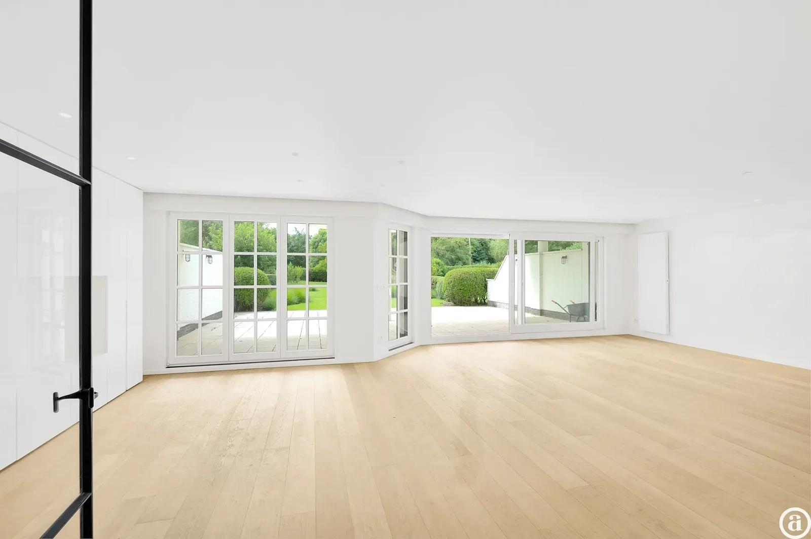 Zonovergoten tuin appartement met groot terras en prachtige tuin gelegen in het exclusieve domein Tennis Gardens.
