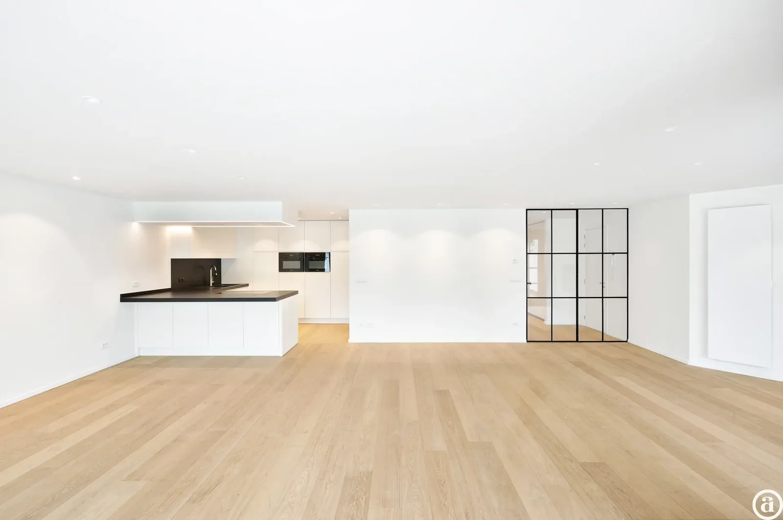 Zonovergoten tuin appartement met groot terras en prachtige tuin gelegen in het exclusieve domein Tennis Gardens.