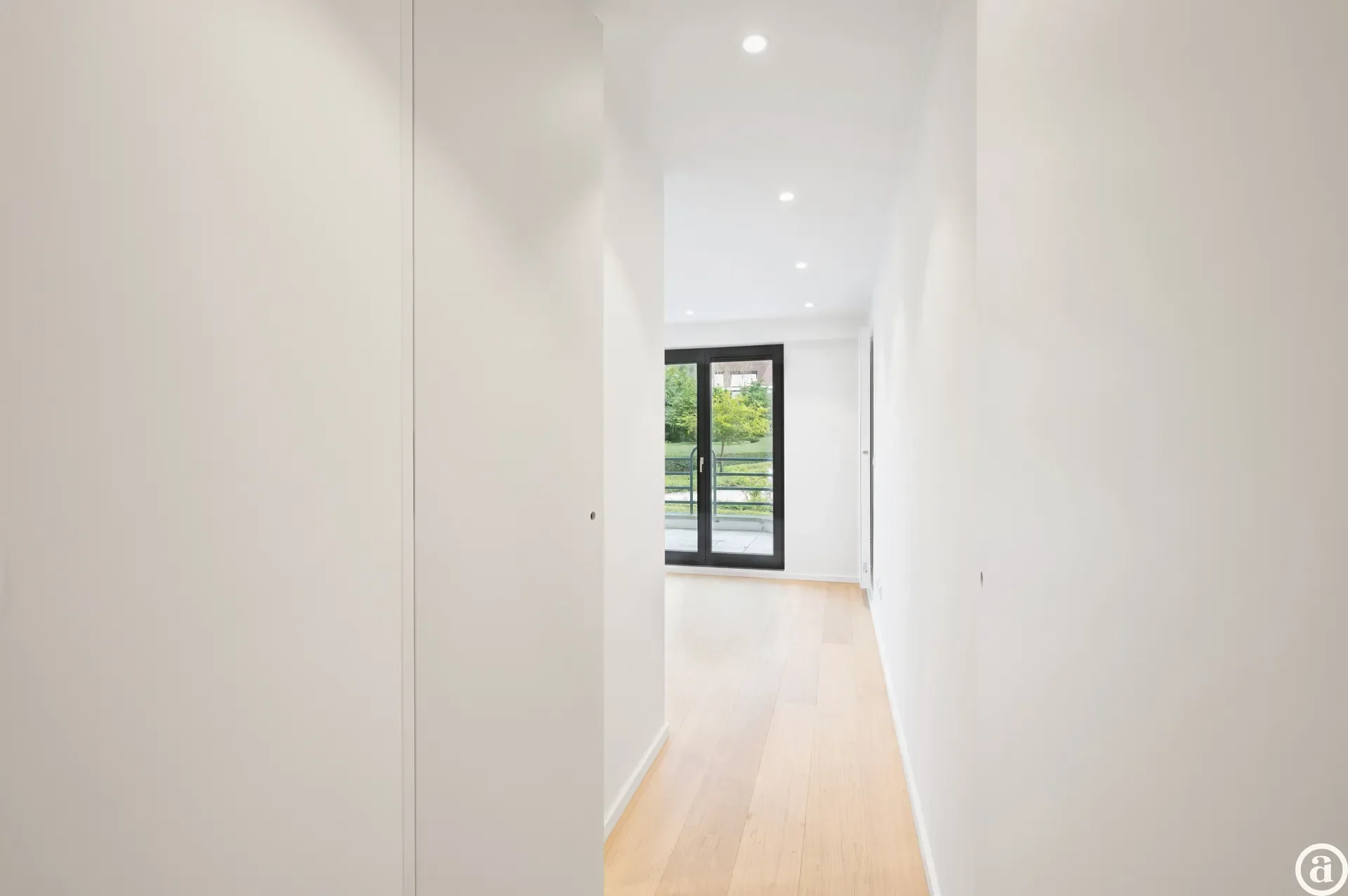 Zonovergoten tuin appartement met groot terras en prachtige tuin gelegen in het exclusieve domein Tennis Gardens.