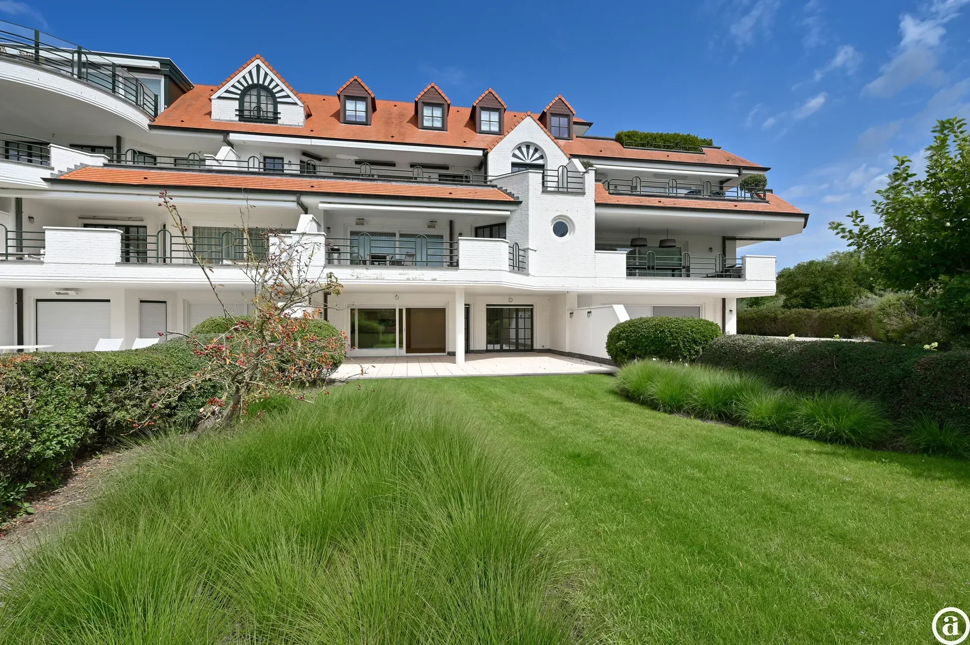 Zonovergoten tuin appartement met groot terras en prachtige tuin gelegen in het exclusieve domein Tennis Gardens.