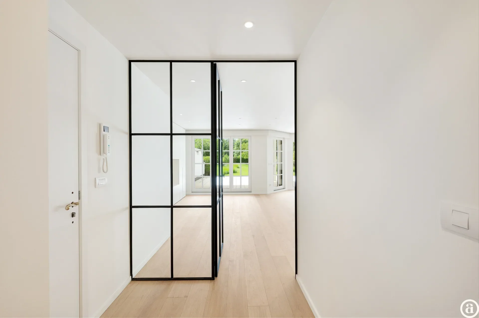 Zonovergoten tuin appartement met groot terras en prachtige tuin gelegen in het exclusieve domein Tennis Gardens.