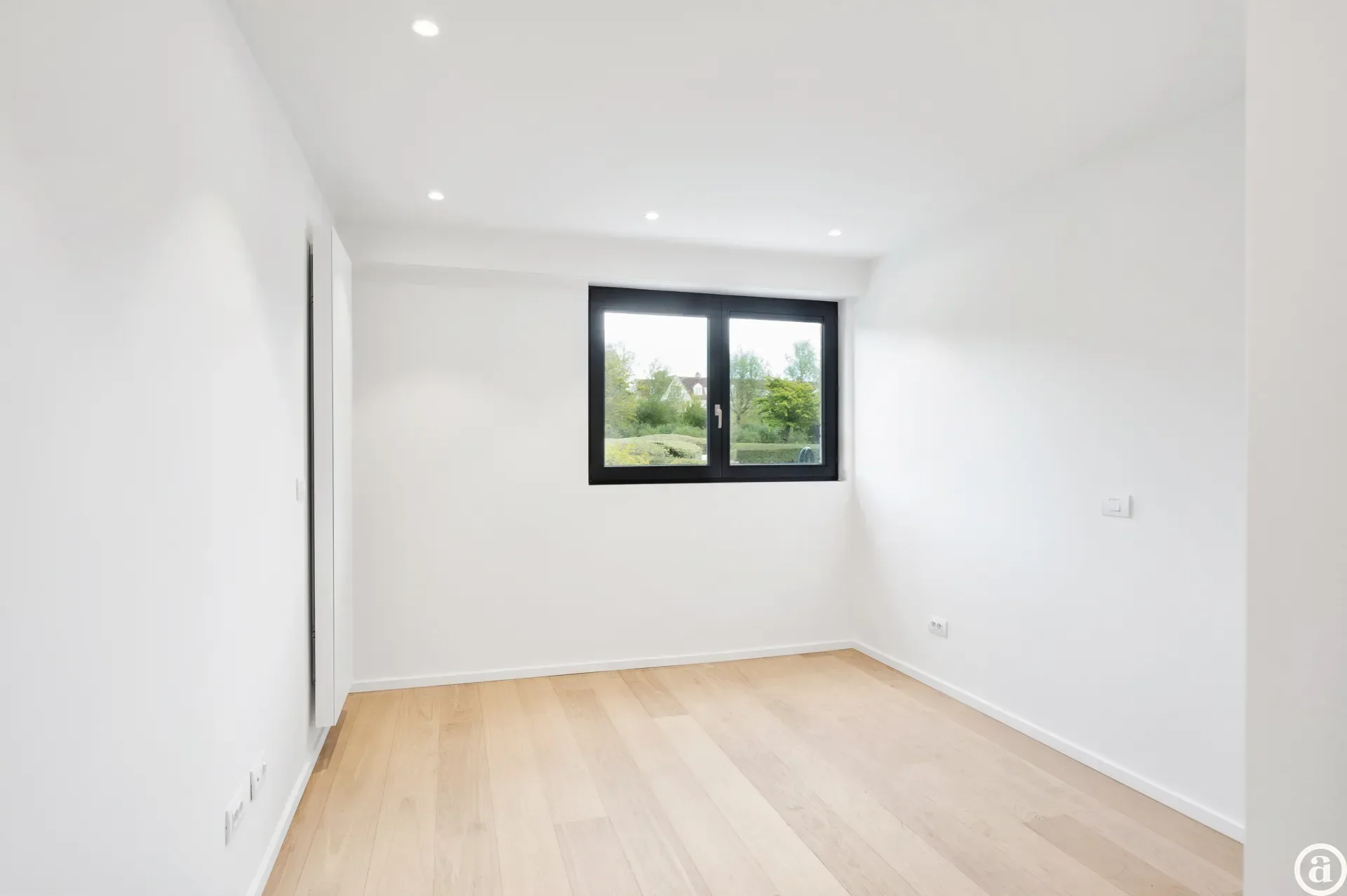 Zonovergoten tuin appartement met groot terras en prachtige tuin gelegen in het exclusieve domein Tennis Gardens.