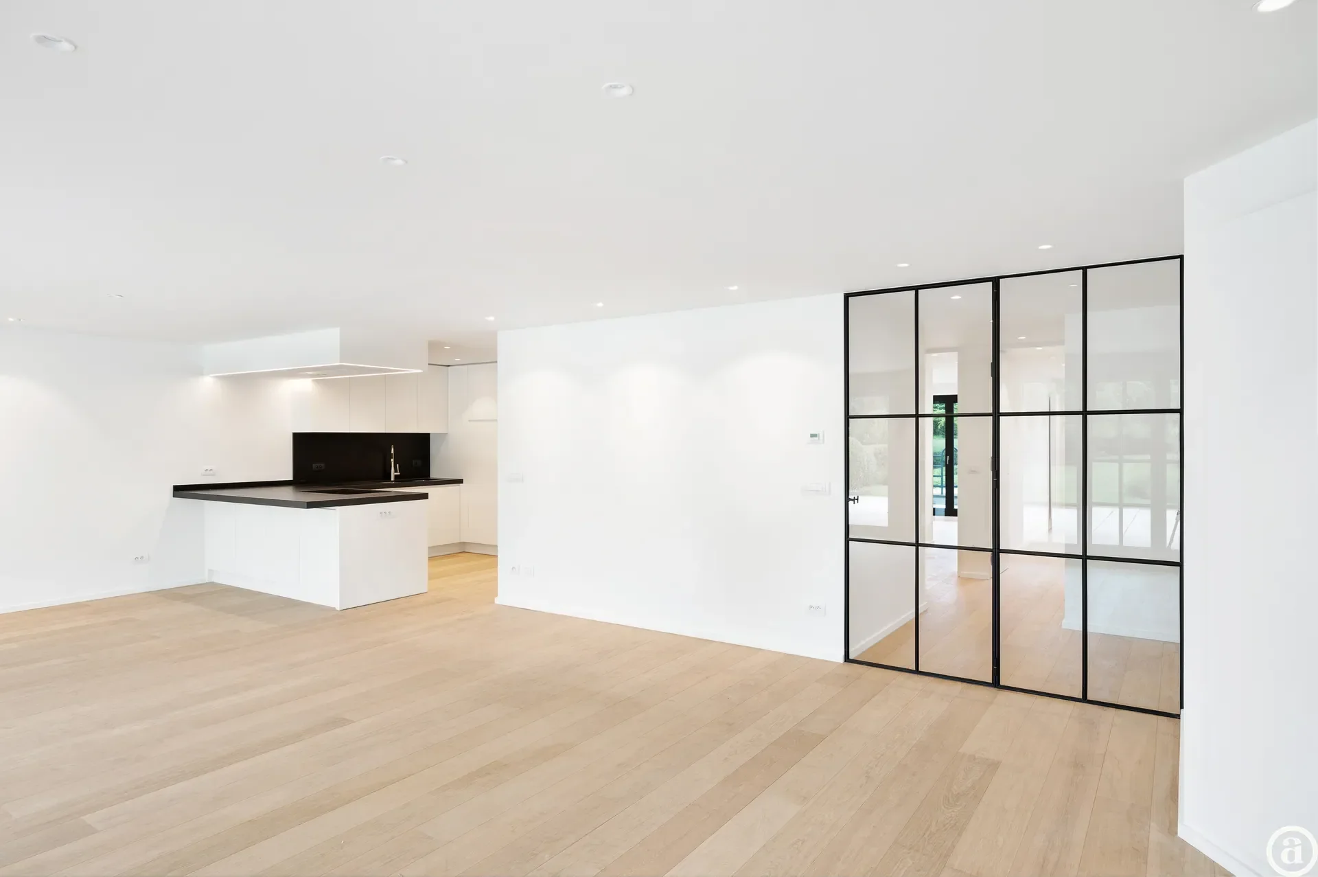 Zonovergoten tuin appartement met groot terras en prachtige tuin gelegen in het exclusieve domein Tennis Gardens.
