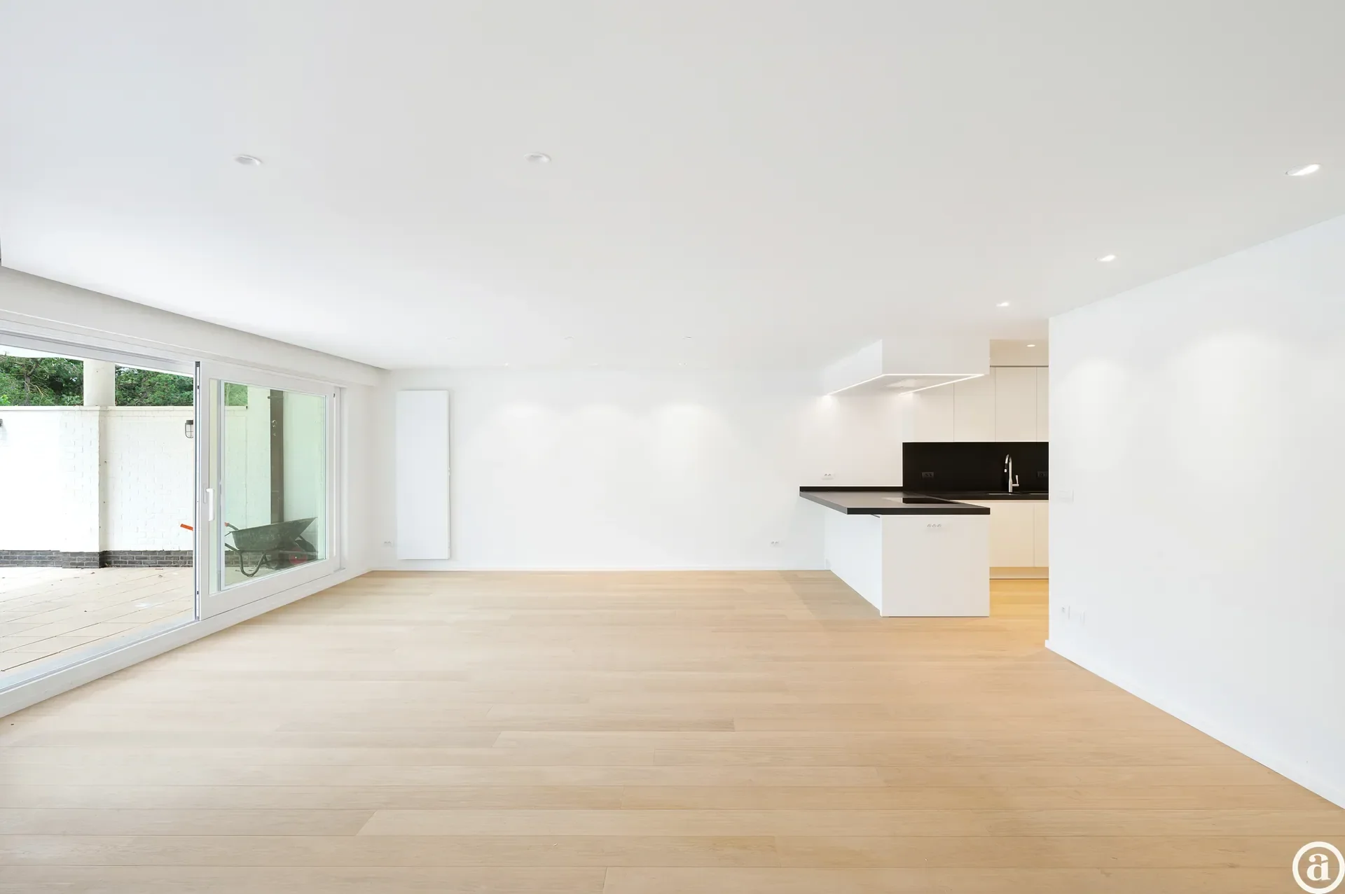 Zonovergoten tuin appartement met groot terras en prachtige tuin gelegen in het exclusieve domein Tennis Gardens.