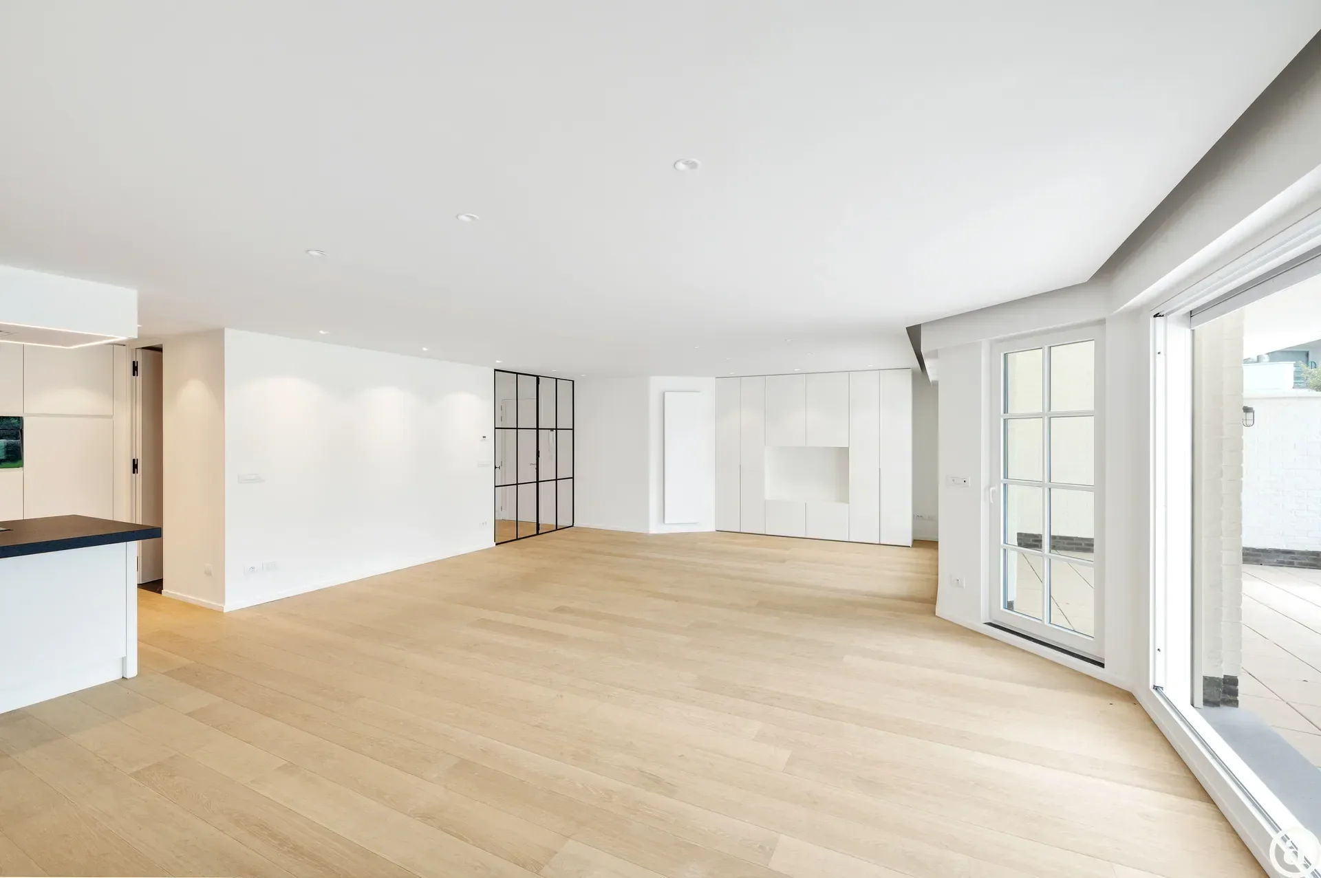 Zonovergoten tuin appartement met groot terras en prachtige tuin gelegen in het exclusieve domein Tennis Gardens.