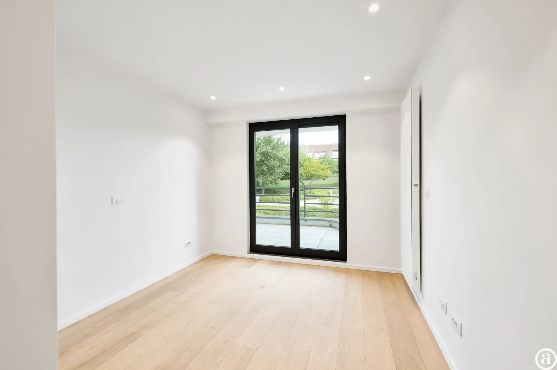 Zonovergoten tuin appartement met groot terras en prachtige tuin gelegen in het exclusieve domein Tennis Gardens.