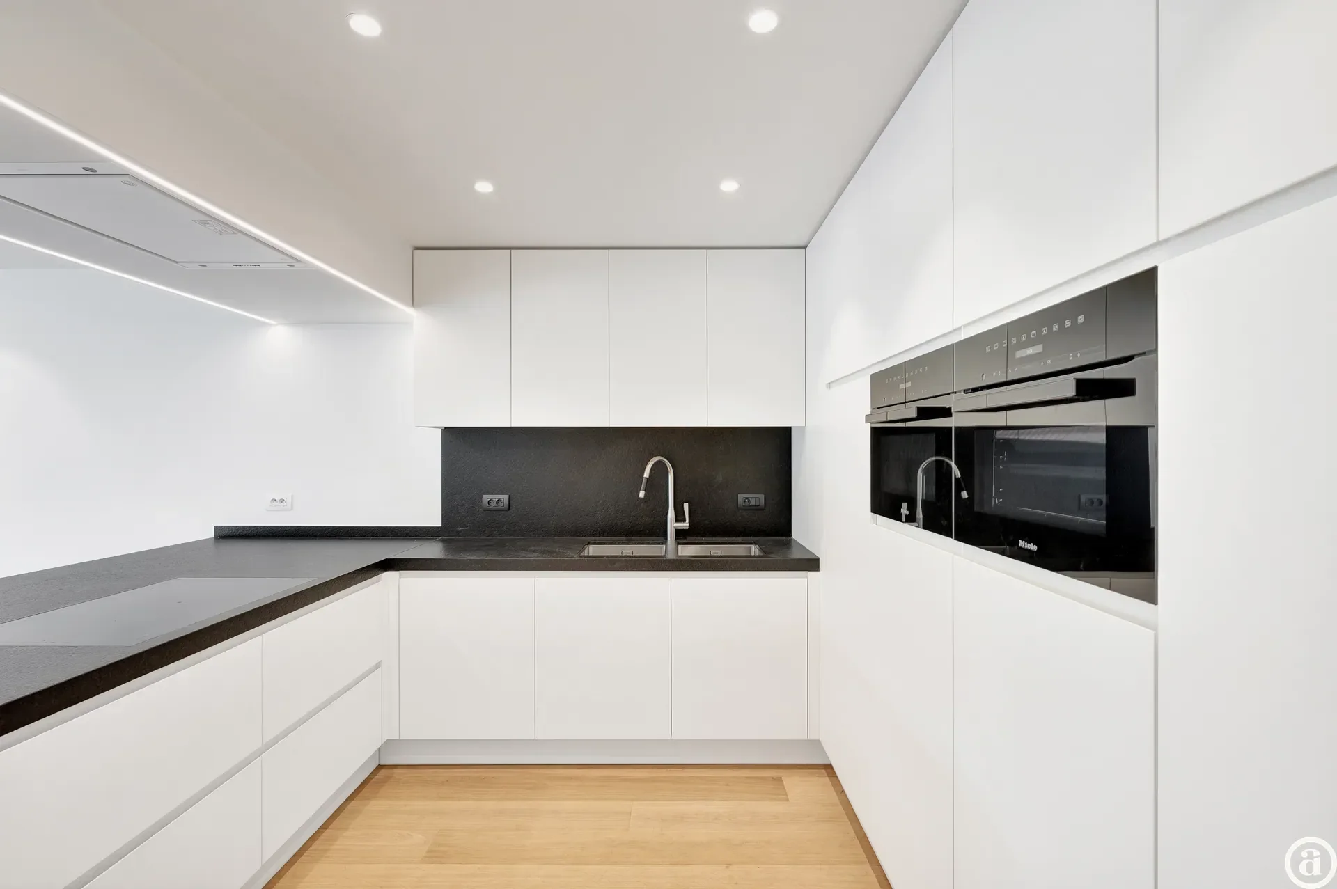 Zonovergoten tuin appartement met groot terras en prachtige tuin gelegen in het exclusieve domein Tennis Gardens.