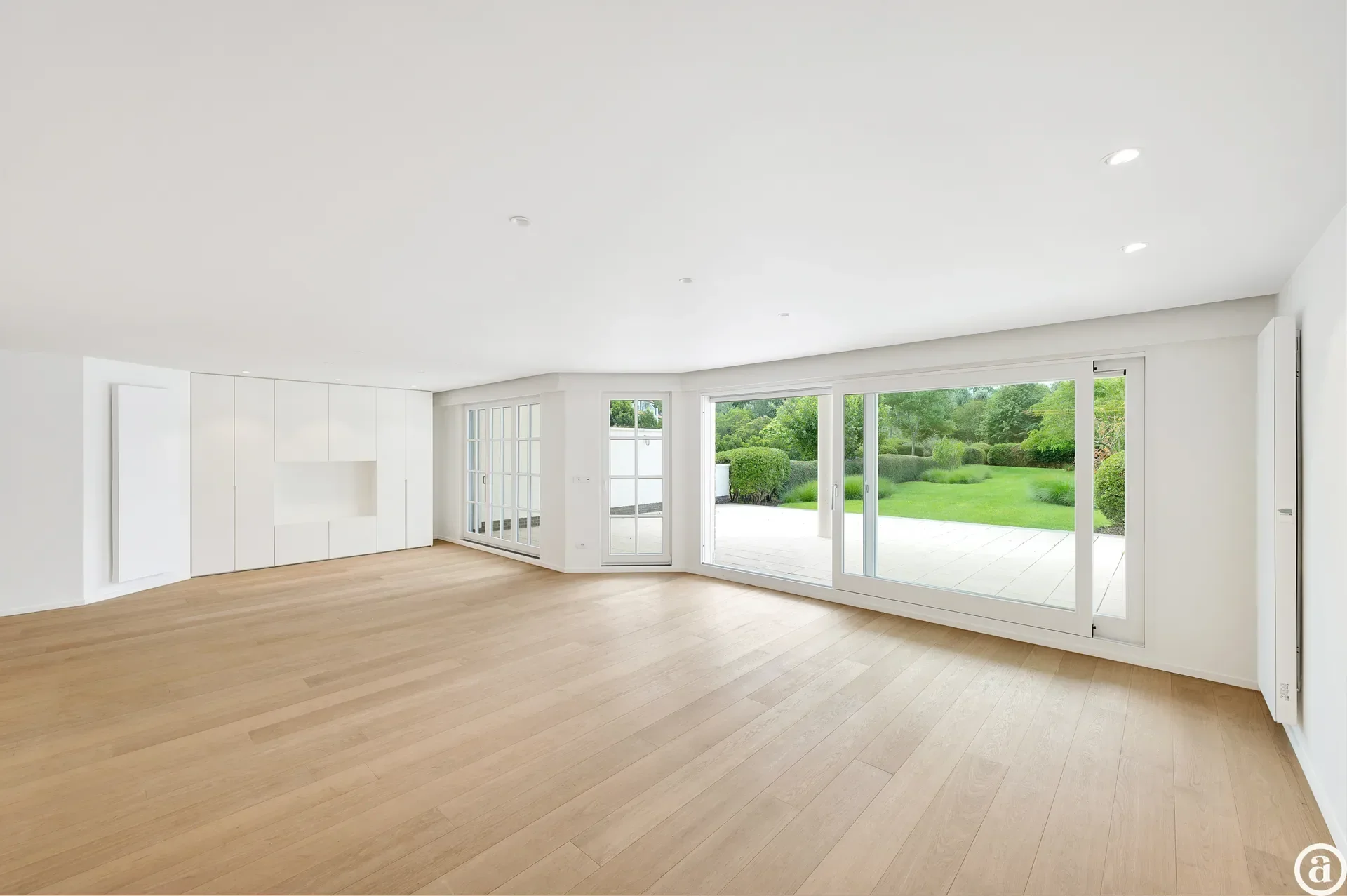 Zonovergoten tuin appartement met groot terras en prachtige tuin gelegen in het exclusieve domein Tennis Gardens.
