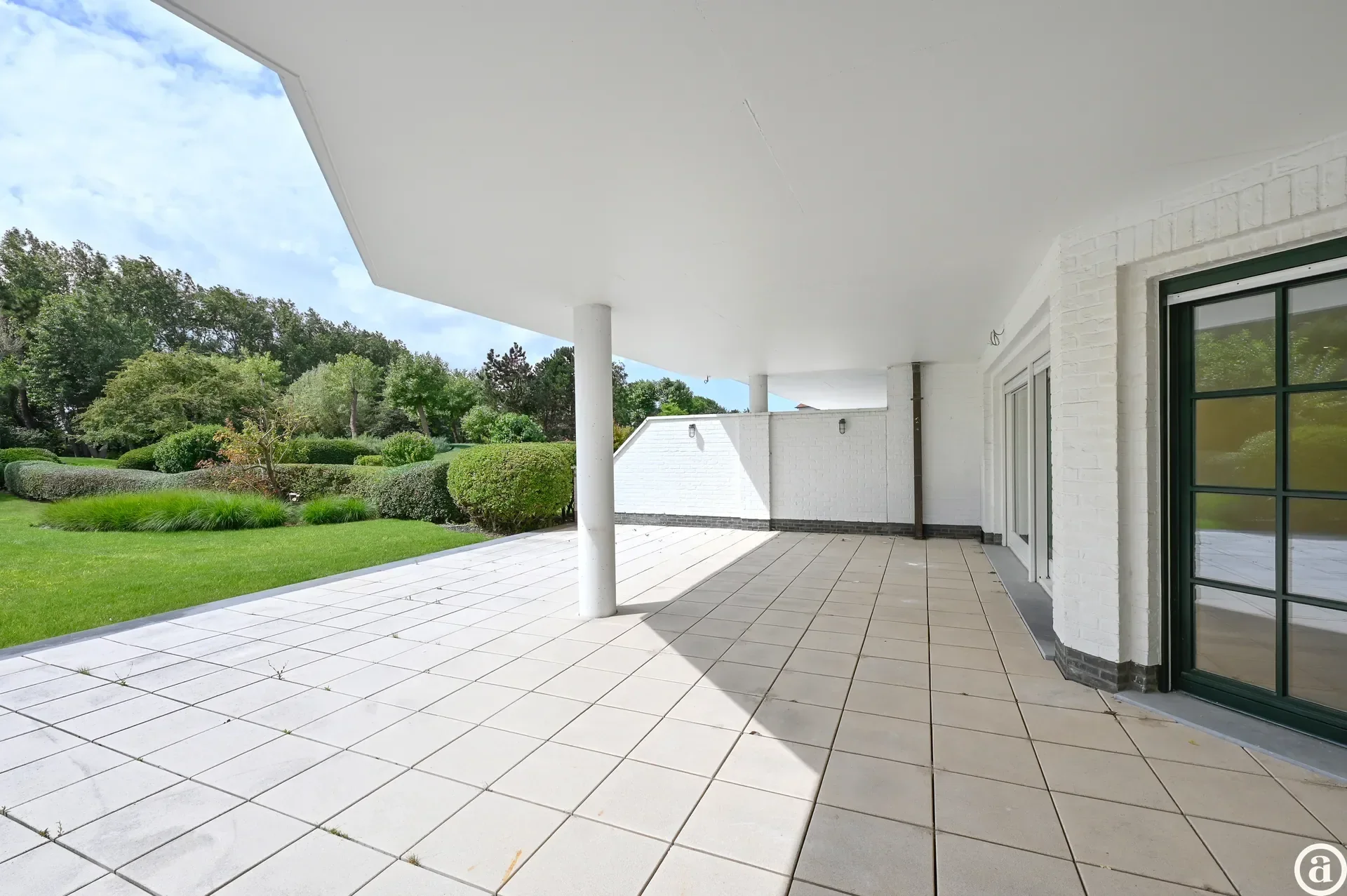Zonovergoten tuin appartement met groot terras en prachtige tuin gelegen in het exclusieve domein Tennis Gardens.