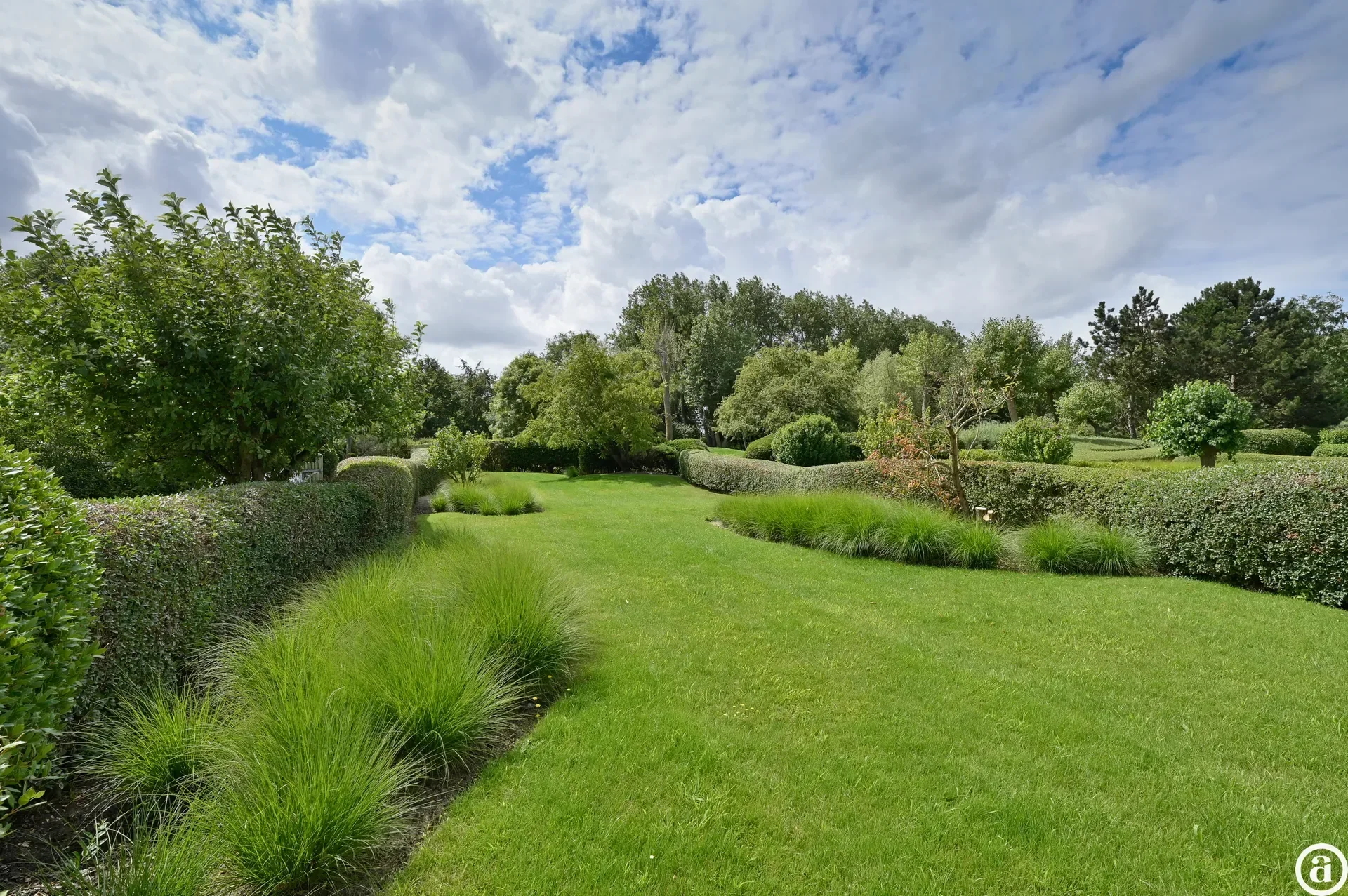 Zonovergoten tuin appartement met groot terras en prachtige tuin gelegen in het exclusieve domein Tennis Gardens.