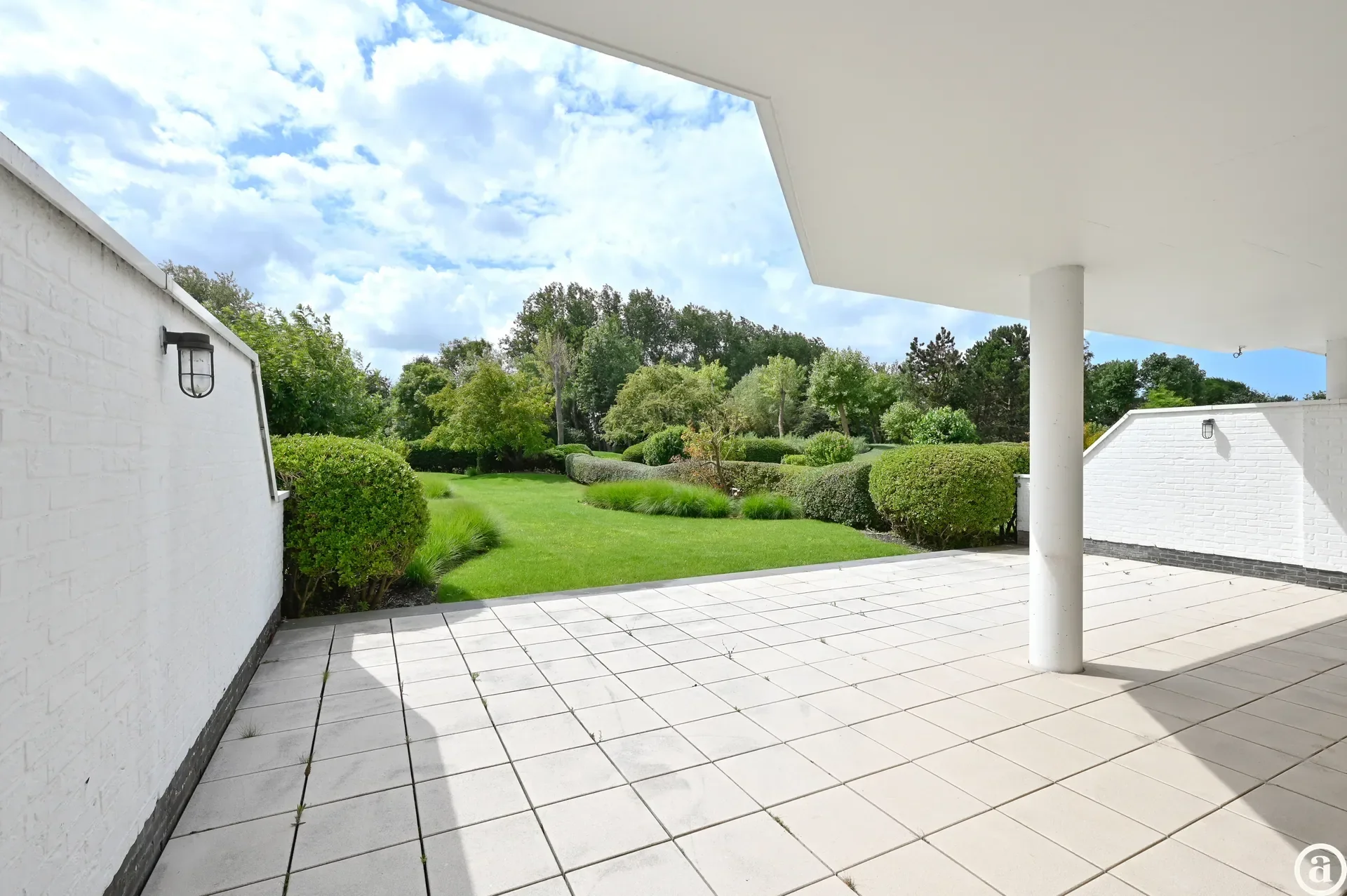 Zonovergoten tuin appartement met groot terras en prachtige tuin gelegen in het exclusieve domein Tennis Gardens.