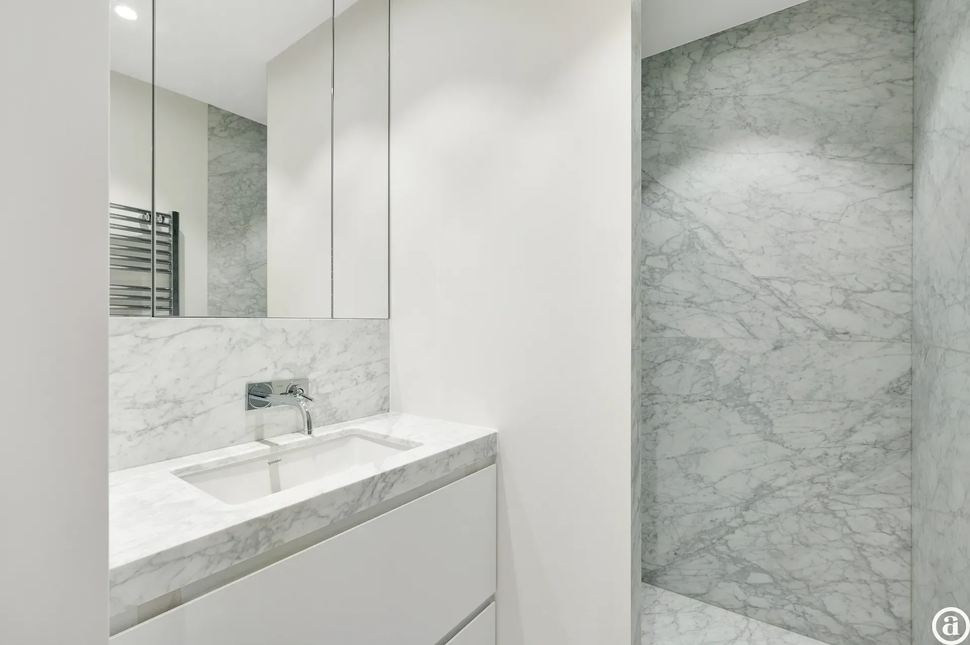 Zonovergoten tuin appartement met groot terras en prachtige tuin gelegen in het exclusieve domein Tennis Gardens.